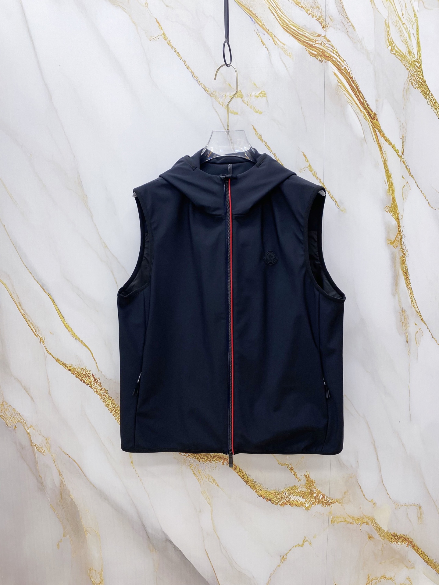 NO:756985,Moncler Meng Mouth 2026SS Early Spring New Prada Spring and Summer Vest Jacket Latest Design The new product on the show is in perfect condition, complete with three labels, full and attractive colors, very outstanding design, easily upgrades the sense of fashion, extremely elegant and rigorous workmanship, neat and meticulous wiring!  A masterpiece from a famous designer!  The upper body does not look bloated and is super handsome!  Size M-XXXL,,prada,Moncler,jackets & coats,jackets & coats,19860909Moncler 蒙口 2026SS早春新款普拉达春夏马甲夹克外套最新设计款 秀场新品品相非常完美,三标齐全色泽饱满诱人,非常出彩的设计,轻松将时髦感进阶,做工极为考究严谨,走线工整细致！大牌设计师巨作！上身不显臃肿、超级帅气！ 码数M-XXXL,,prada,Moncler,jackets & coats,jackets & coats,,Men's clothing