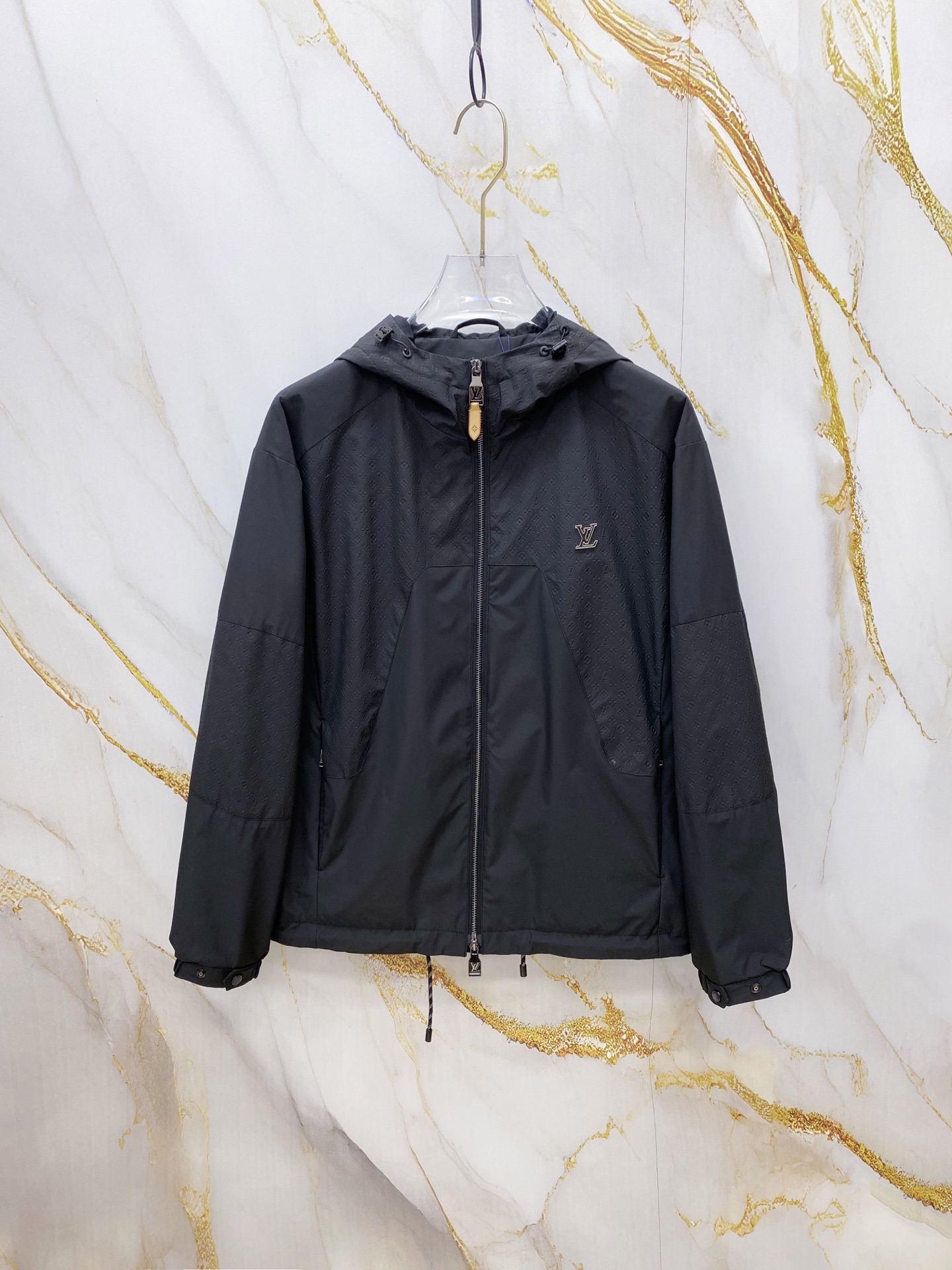 NO:757000,LV 2026ss spring new hooded jacket, full high-end version!  Haute couture counter fabric accessories, high breathability and comfort, impeccable details, exquisite workmanship and complex craftsmanship, casual tailoring, awesome upper body shape, color black, white, size 48-56,, louis vuitton, jackets & coats, jackets & coats, hats,19860909LV 2026ss春季新款连帽夹克外套 全高端版本！高定专柜面料辅料,透气舒适度高,细节无可挑剔,做工考究工艺复杂,呈现休闲裁剪,上身版型超赞 颜色黑色 白色 码数48-56,,louis vuitton,jackets & coats,jackets & coats,hats,,Men's clothing