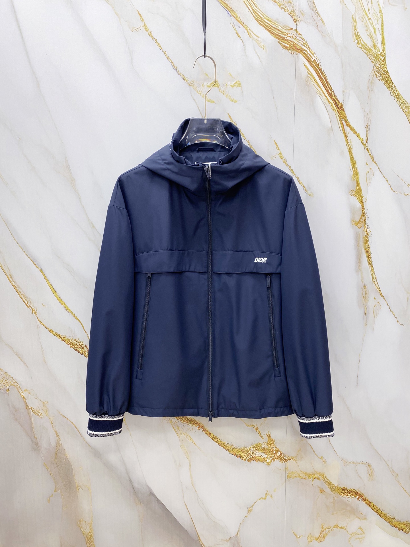 NO:756998,Dior Dior 2026ss spring new hooded jacket, full high-end version!  Haute couture counter fabric accessories, high breathability and comfort, impeccable details, exquisite workmanship and complex craftsmanship, casual tailoring, awesome upper body shape, color blue gray, code size 48-56,, dior, dior, jackets & coats, jackets & coats, hats,19860909Dior 迪奥 2026ss春季新款连帽夹克外套 全高端版本！高定专柜面料辅料,透气舒适度高,细节无可挑剔,做工考究工艺复杂,呈现休闲裁剪,上身版型超赞 颜色蓝色 灰色 码数48-56,,dior,dior,jackets & coats,jackets & coats,hats,,Men's clothing