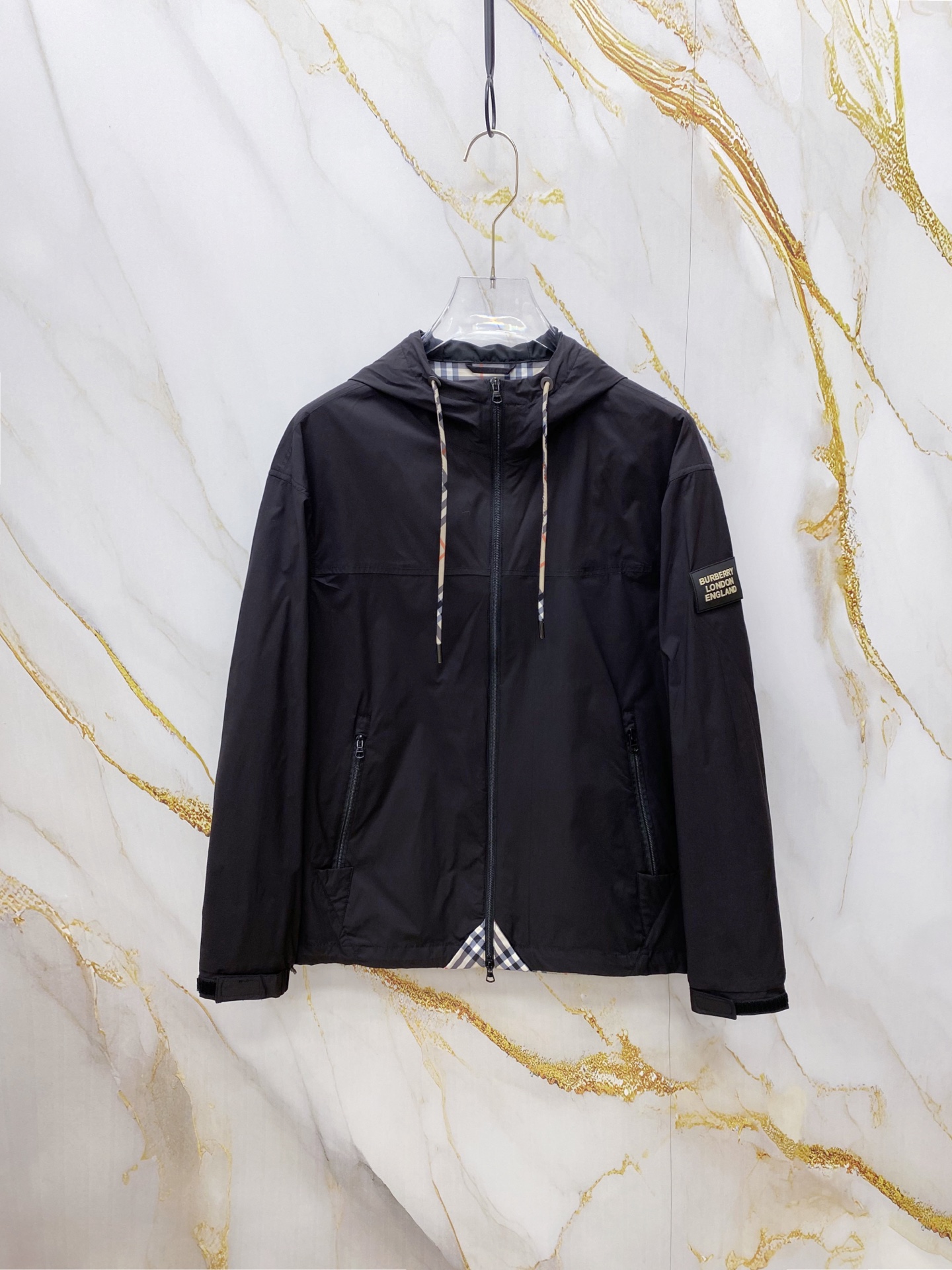 NO:757002,Burberry 2026ss spring new hooded jacket, full high-end version!  Haute couture counter fabric accessories, high breathability and comfort, impeccable details, exquisite workmanship and complex craftsmanship, casual tailoring, awesome upper body shape, color black, khaki, code number 48-56,,burberry,burberry,jackets & coats,jackets & coats,hats,19860909Burberry 巴宝莉 2026ss春季新款连帽夹克外套 全高端版本！高定专柜面料辅料,透气舒适度高,细节无可挑剔,做工考究工艺复杂,呈现休闲裁剪,上身版型超赞 颜色黑色 卡其 码数48-56,,burberry,burberry,jackets & coats,jackets & coats,hats,,Men's clothing