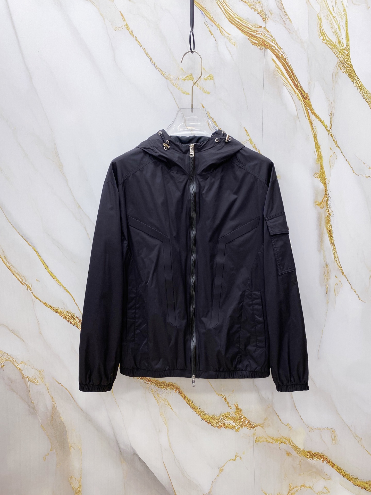 NO:756996,Moncler 2026ss spring new hooded jacket, full high-end version!  Haute couture counter fabric accessories, high breathability and comfort, impeccable details, exquisite workmanship and complex craftsmanship, casual tailoring, awesome upper body shape, color black gray, code size 48-56,,Moncler,jackets & coats,jackets & coats,hats,19860909Moncler 蒙口 2026ss春季新款连帽夹克外套 全高端版本！高定专柜面料辅料,透气舒适度高,细节无可挑剔,做工考究工艺复杂,呈现休闲裁剪,上身版型超赞 颜色黑色 灰色 码数48-56,,Moncler,jackets & coats,jackets & coats,hats,,Men's clothing