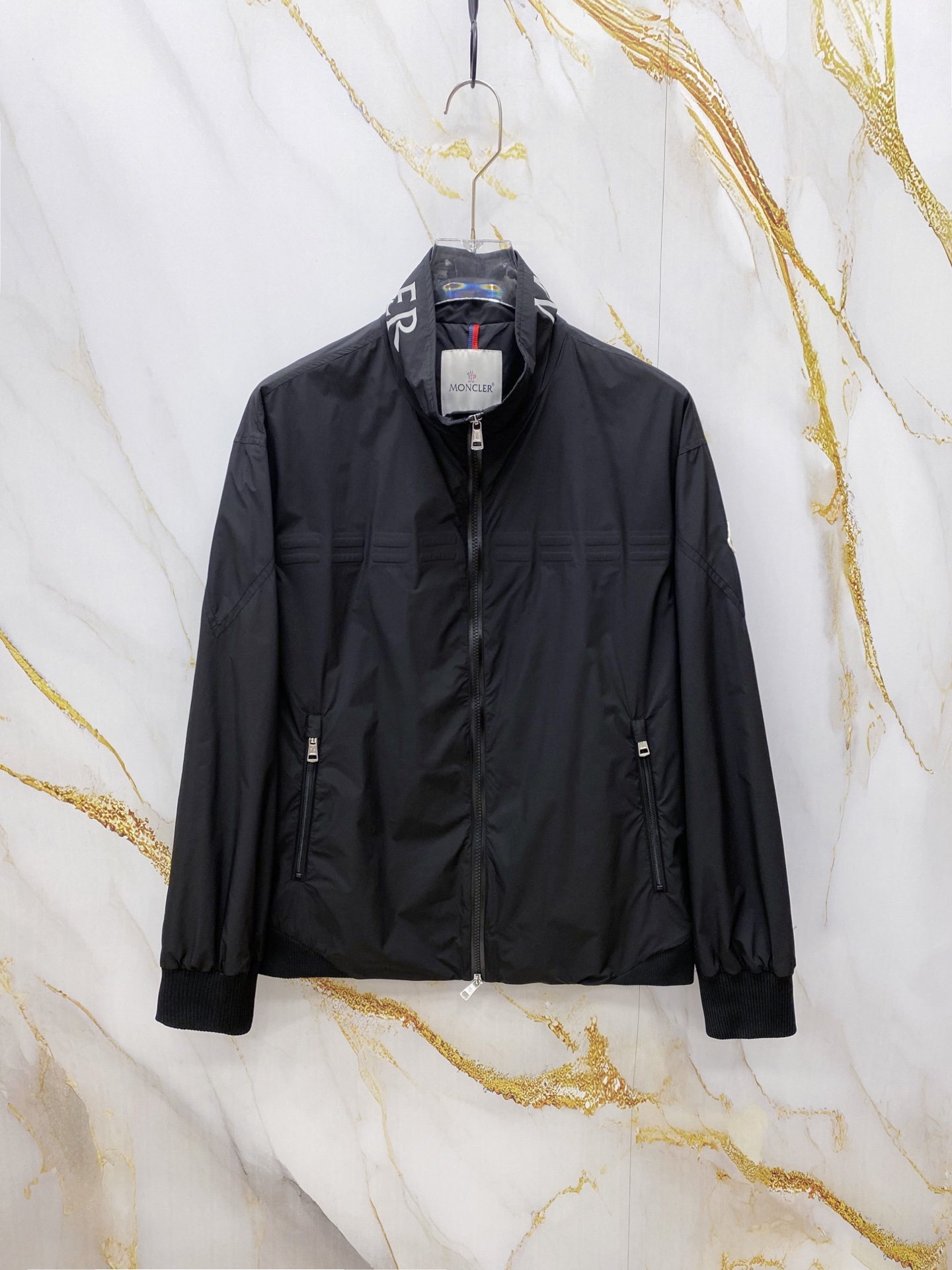 NO:756994,Momcler 2026ss new spring jacket, full high-end version!  Haute couture counter fabric accessories, high breathability and comfort, impeccable details, exquisite workmanship and complex craftsmanship, casual tailoring, awesome upper body shape, color black, white, size 48-56,,Moncler,jackets & coats,jackets & coats,19860909Momcler 蒙口 2026ss春季新款夹克外套 全高端版本！高定专柜面料辅料,透气舒适度高,细节无可挑剔,做工考究工艺复杂,呈现休闲裁剪,上身版型超赞 颜色黑色 白色 码数48-56,,Moncler,jackets & coats,jackets & coats,,Men's clothing