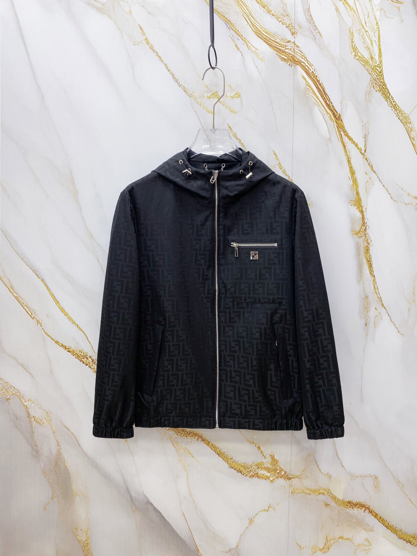 NO:756986,Fendi Fendi 2026ss spring new hooded jacket, full high-end version!  Haute couture counter fabric accessories, high breathability and comfort, impeccable details, exquisite workmanship and complex craftsmanship, casual tailoring, awesome upper body shape, color black, beige, code size 48-56,,fendi,fendi,jackets & coats,jackets & coats,hats,19860909Fendi 芬迪 2026ss春季新款连帽夹克外套 全高端版本！高定专柜面料辅料,透气舒适度高,细节无可挑剔,做工考究工艺复杂,呈现休闲裁剪,上身版型超赞 颜色黑色 米色 码数48-56,,fendi,fendi,jackets & coats,jackets & coats,hats,,Men's clothing