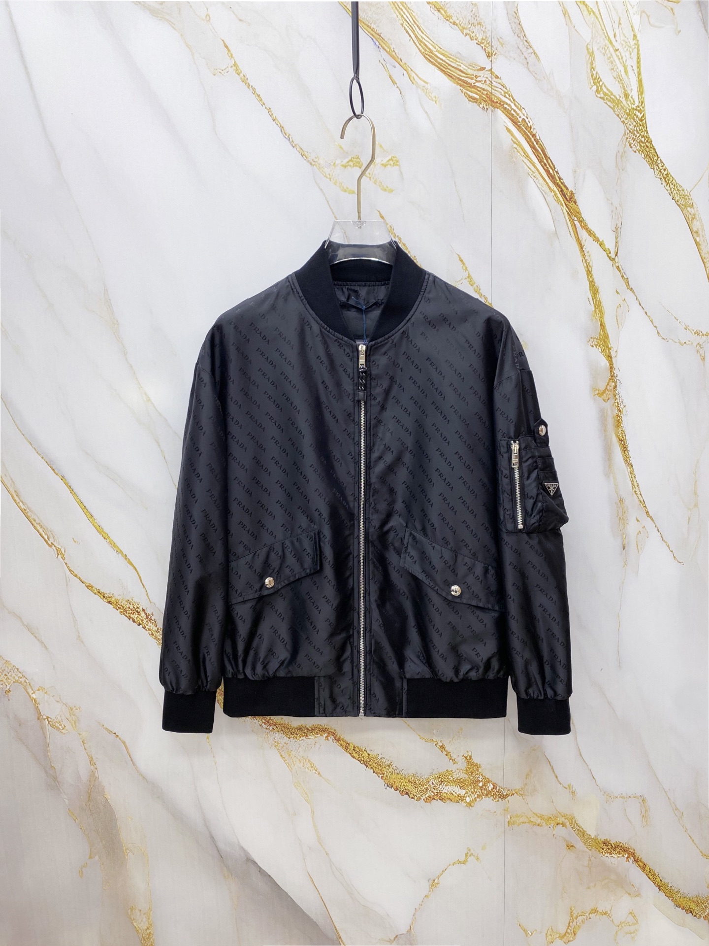 NO:756992,Prada Prada 2026ss new spring jacket, full high-end version!  Haute couture counter fabric accessories, high breathability and comfort, impeccable details, exquisite workmanship and complex craftsmanship, casual tailoring, awesome upper body shape, color black, size 48-56,, prada, prada, jackets & coats, jackets & coats,19860909Prada 普拉达2026ss春季新款夹克外套 全高端版本！高定专柜面料辅料,透气舒适度高,细节无可挑剔,做工考究工艺复杂,呈现休闲裁剪,上身版型超赞 颜色黑色 码数48-56,,prada,prada,jackets & coats,jackets & coats,,Men's clothing