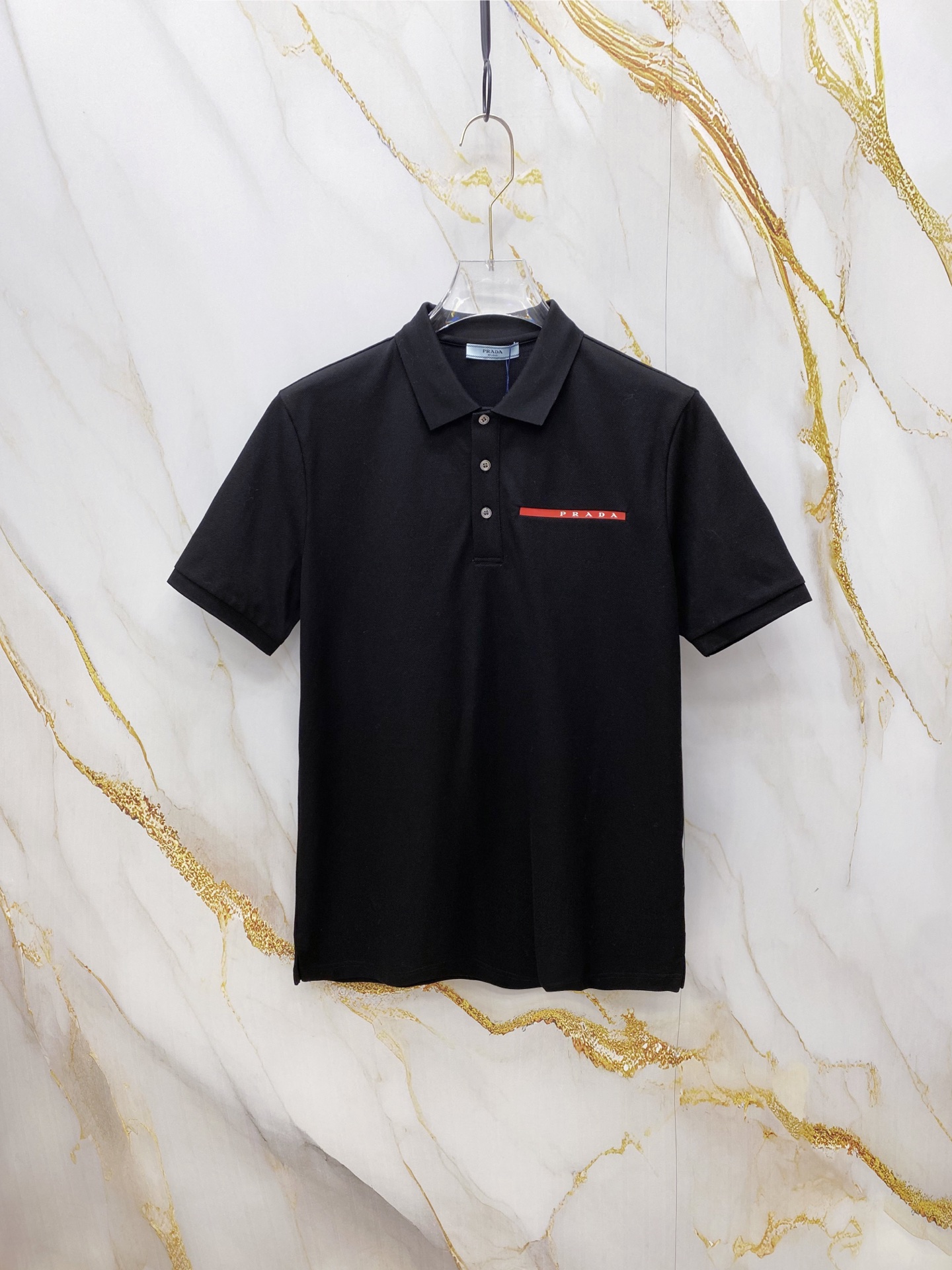 NO:756954,Prada 2026ss new spring and summer new debut counter latest POLO shirts high-end custom design avant-garde fashion!  The brand logo is designed with heavy craftsmanship. High-end customized 230g fabric. Soft to the touch. Comfortable to wear. Exquisite stitching at the counter level. Fine workmanship. The upper body effect is incomparably handsome!  A must-have item for a stylish man!  Color Black White Size M-3XL,,prada,prada,19860909Prada 普拉达 2026ss春夏新款首发专柜最新POLO衫 高端订制 设计前卫时尚！品牌logo重工艺设计 高端定制230克面料.手感柔软.穿着舒适.专柜级别精致车线.做工精细.上身效果无敌帅气！型男必备单品！ 颜色黑色 白色 码数M-3XL,,prada,prada,,Men's clothing