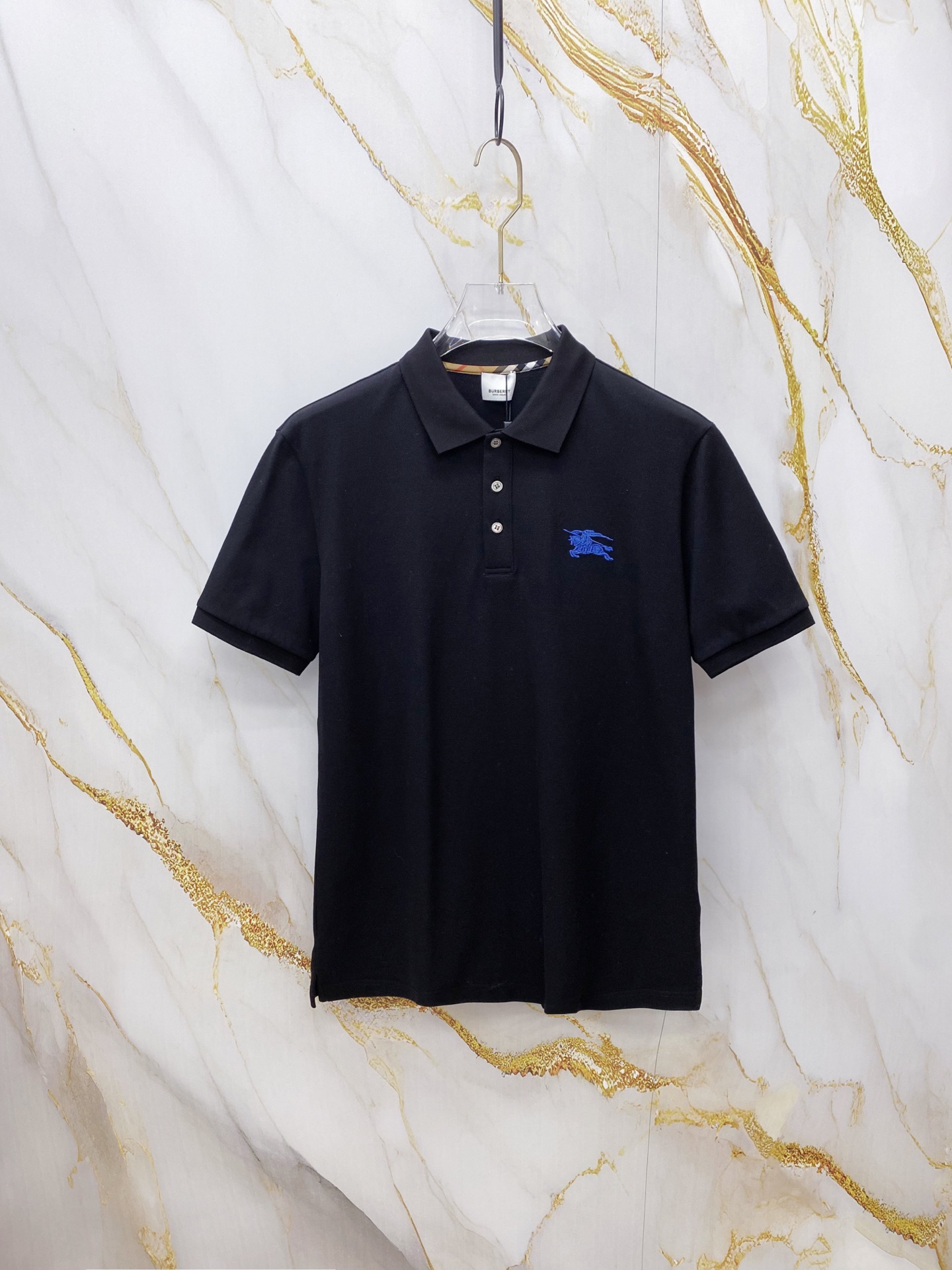 NO:756969,Burberry 2026ss new spring and summer new debut counter latest POLO shirt high-end custom design avant-garde fashion!  The brand logo is designed with heavy craftsmanship. High-end customized 230g fabric. Soft to the touch. Comfortable to wear. Exquisite stitching at the counter level. Fine workmanship. The upper body effect is incomparably handsome!  A must-have item for a stylish man!  Color Black White Size M-3XL,,burberry,burberry,19860909Burberry 巴宝莉 2026ss春夏新款首发专柜最新POLO衫 高端订制 设计前卫时尚！品牌logo重工艺设计 高端定制230克面料.手感柔软.穿着舒适.专柜级别精致车线.做工精细.上身效果无敌帅气！型男必备单品！ 颜色黑色 白色 码数M-3XL,,burberry,burberry,,Men's clothing