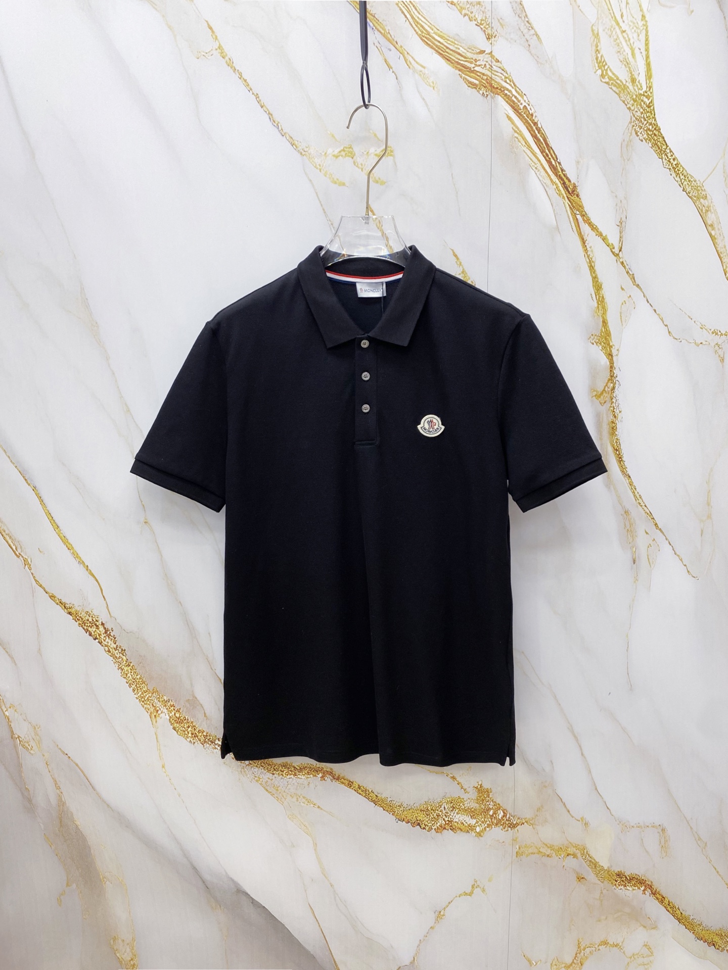 NO:756958,Moncler 2026ss spring and summer new debut counter latest POLO shirt, high-end custom design, avant-garde and fashionable!  The brand logo is designed with heavy craftsmanship. High-end customized 230g fabric. Soft to the touch. Comfortable to wear. Exquisite stitching at the counter level. Fine workmanship. The upper body effect is incomparably handsome!  A must-have item for a stylish man!  Color Black White Size M-3XL,,Moncler,19860909Moncler 蒙口 2026ss春夏新款首发专柜最新POLO衫 高端订制 设计前卫时尚！品牌logo重工艺设计 高端定制230克面料.手感柔软.穿着舒适.专柜级别精致车线.做工精细.上身效果无敌帅气！型男必备单品！ 颜色黑色 白色 码数M-3XL,,Moncler,,Men's clothing