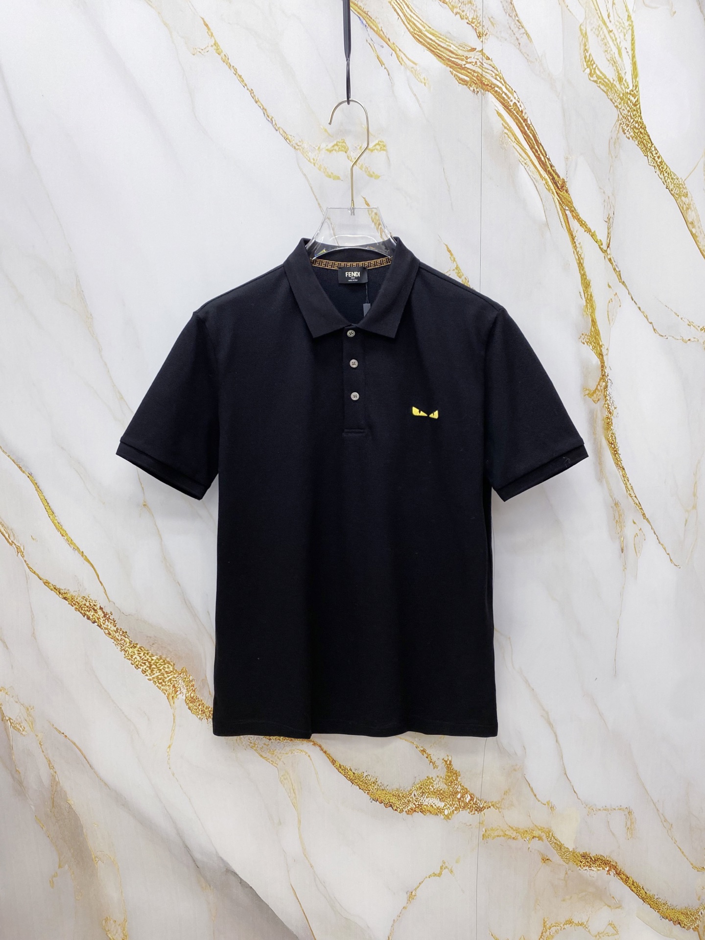 NO:756973,Fendi Fendi 2026ss new spring and summer new debut counter latest POLO shirt high-end custom design avant-garde fashion!  The brand logo is designed with heavy craftsmanship. High-end customized 230g fabric. Soft to the touch. Comfortable to wear. Exquisite stitching at the counter level. Fine workmanship. The upper body effect is incomparably handsome!  A must-have item for a stylish man!  Color Black White Size M-3XL,,fendi,fendi,19860909Fendi 芬迪 2026ss春夏新款首发专柜最新POLO衫 高端订制 设计前卫时尚！品牌logo重工艺设计 高端定制230克面料.手感柔软.穿着舒适.专柜级别精致车线.做工精细.上身效果无敌帅气！型男必备单品！ 颜色黑色 白色 码数M-3XL,,fendi,fendi,,Men's clothing