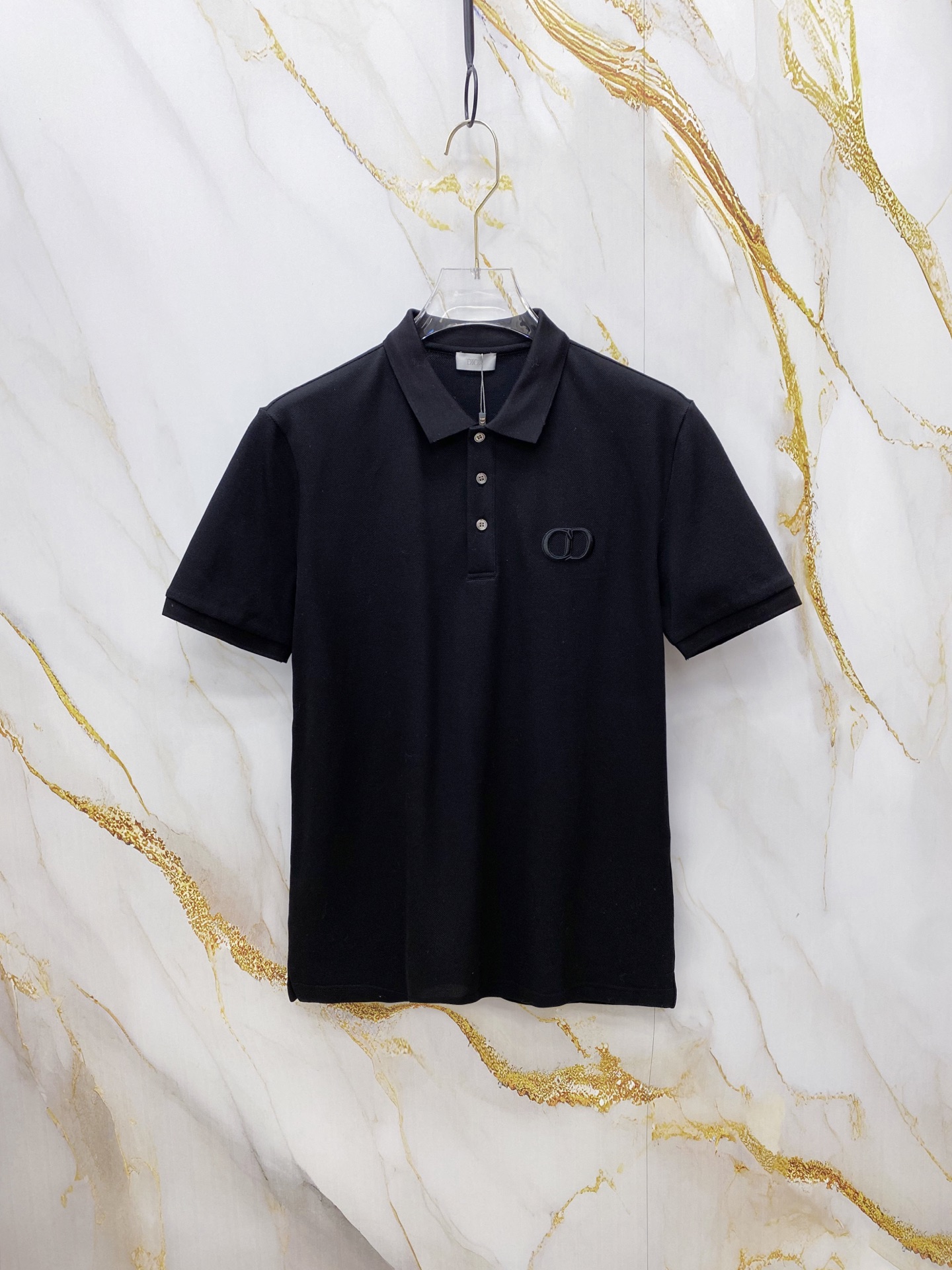 NO:756962,Dior Dior 2026ss new spring and summer new debut counter latest POLO shirt high-end custom design avant-garde fashion!  The brand logo is designed with heavy craftsmanship. High-end customized 230g fabric. Soft to the touch. Comfortable to wear. Exquisite stitching at the counter level. Fine workmanship. The upper body effect is incomparably handsome!  A must-have item for a stylish man!  Color Black White Size M-3XL,,dior,dior,19860909Dior 迪奥 2026ss春夏新款首发专柜最新POLO衫 高端订制 设计前卫时尚！品牌logo重工艺设计 高端定制230克面料.手感柔软.穿着舒适.专柜级别精致车线.做工精细.上身效果无敌帅气！型男必备单品！ 颜色黑色 白色 码数M-3XL,,dior,dior,,Men's clothing