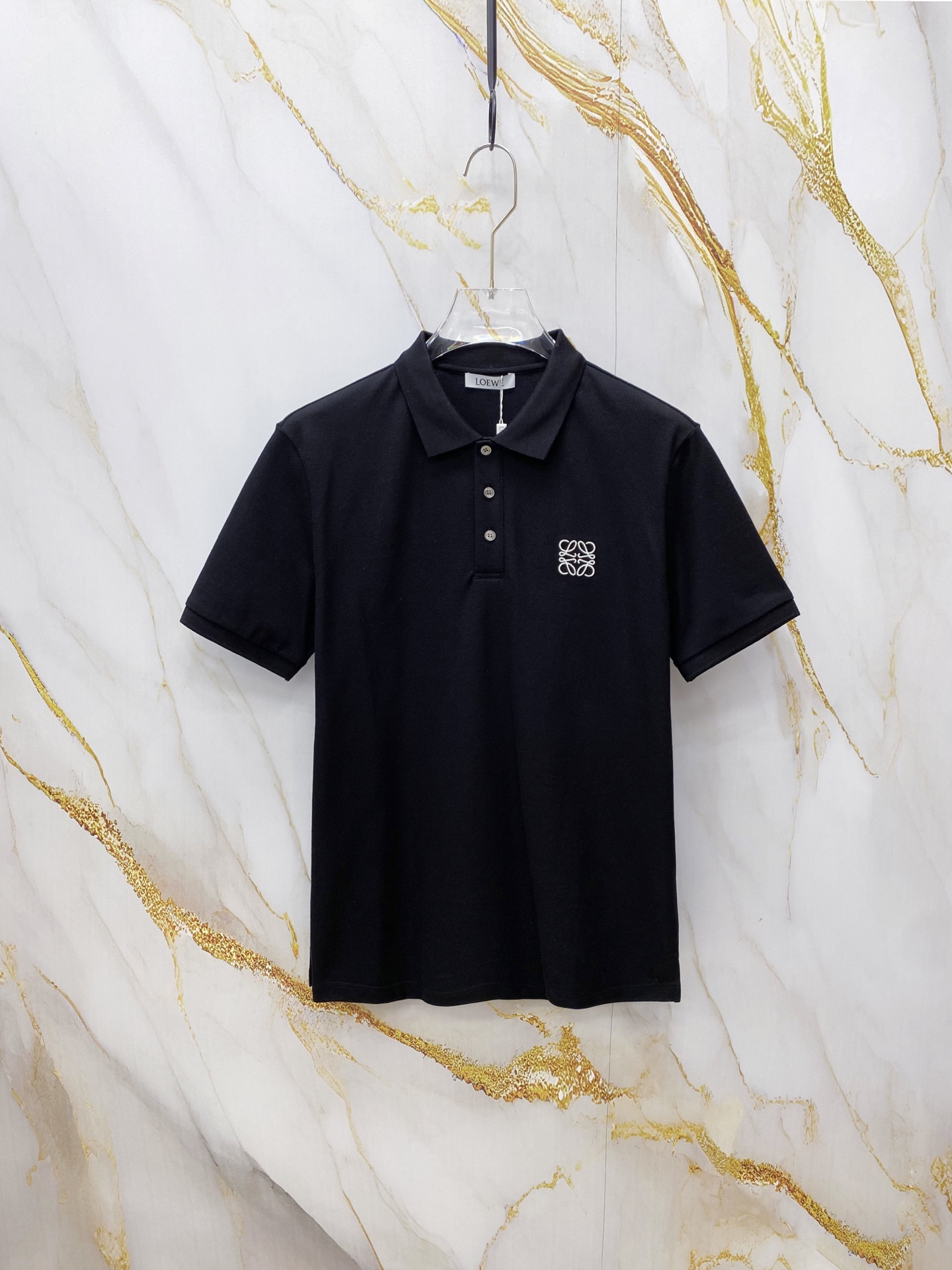 NO:756965,Loewe Luo Yiwei 2026ss new spring and summer new debut counter latest POLO shirt high-end custom design avant-garde fashion!  The brand logo is designed with heavy craftsmanship. High-end customized 230g fabric. Soft to the touch. Comfortable to wear. Exquisite stitching at the counter level. Fine workmanship. The upper body effect is incomparably handsome!  A must-have item for a stylish man!  Color Black White Size M-3XL,,loewe,loewe,19860909Loewe 罗意威 2026ss春夏新款首发专柜最新POLO衫 高端订制 设计前卫时尚！品牌logo重工艺设计 高端定制230克面料.手感柔软.穿着舒适.专柜级别精致车线.做工精细.上身效果无敌帅气！型男必备单品！ 颜色黑色 白色 码数M-3XL,,loewe,loewe,,Men's clothing