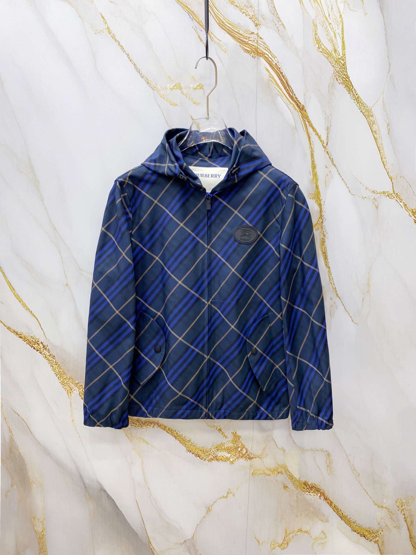 NO:756989,Burberry 2026 spring new hooded jacket, full high-end version!  Haute couture counter fabric accessories, high breathability and comfort, impeccable details, exquisite workmanship and complex craftsmanship, casual tailoring, awesome upper body shape, color blue, code number 48-56,,burberry,burberry,jackets & coats,jackets & coats,hats,19860909Burberry 巴宝莉 2026春季新款连帽夹克外套,全高端版本！高定专柜面料辅料,透气舒适度高,细节无可挑剔,做工考究工艺复杂,呈现休闲裁剪,上身版型超赞 颜色蓝色 码数48-56,,burberry,burberry,jackets & coats,jackets & coats,hats,,Men's clothing