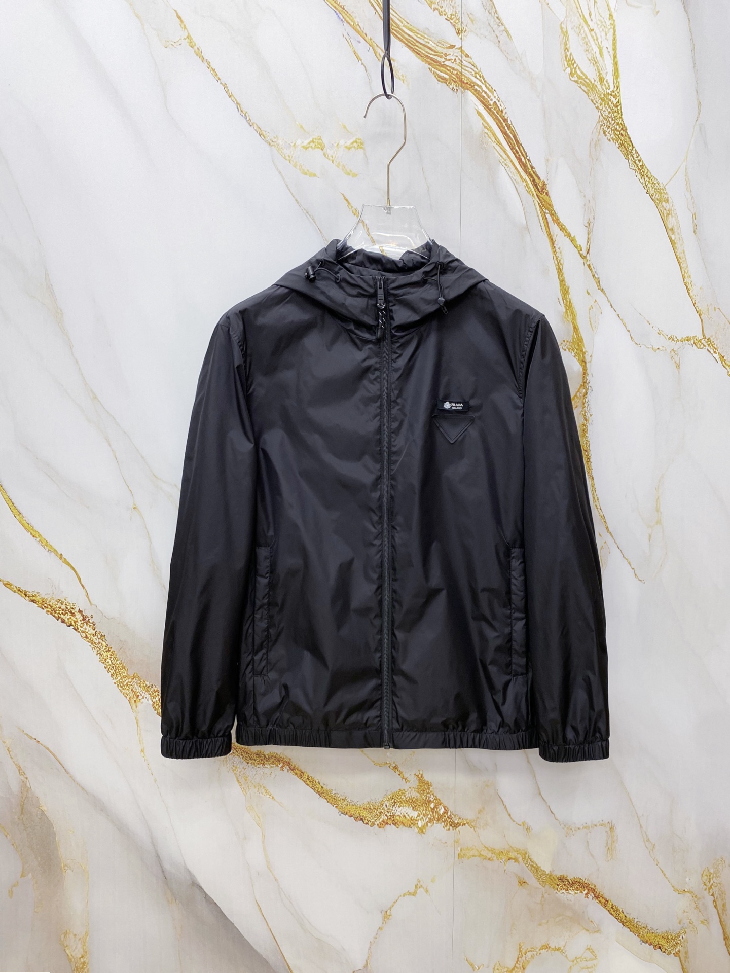 NO:756976,Prada 2026ss new spring and summer hooded casual jacket, new products are on sale simultaneously at the counter, suitable for both business and leisure!  The triangle logo highlights the brand's luxury, exquisite craftsmanship, soft, delicate and stylish, custom-made hardware accessories, color black coffee size 48-56, prada, prada, jackets & coats, jackets & coats, hats,19860909Prada 普拉达 2026ss春夏新款连帽休闲夹克外套,专柜同步新品发售,商务休闲两不误！三角标彰显品牌奢华,工艺精湛考究,柔软细腻且有型,定做五金配饰, 颜色黑色 咖色 尺码48-56,,prada,prada,jackets & coats,jackets & coats,hats,,Men's clothing