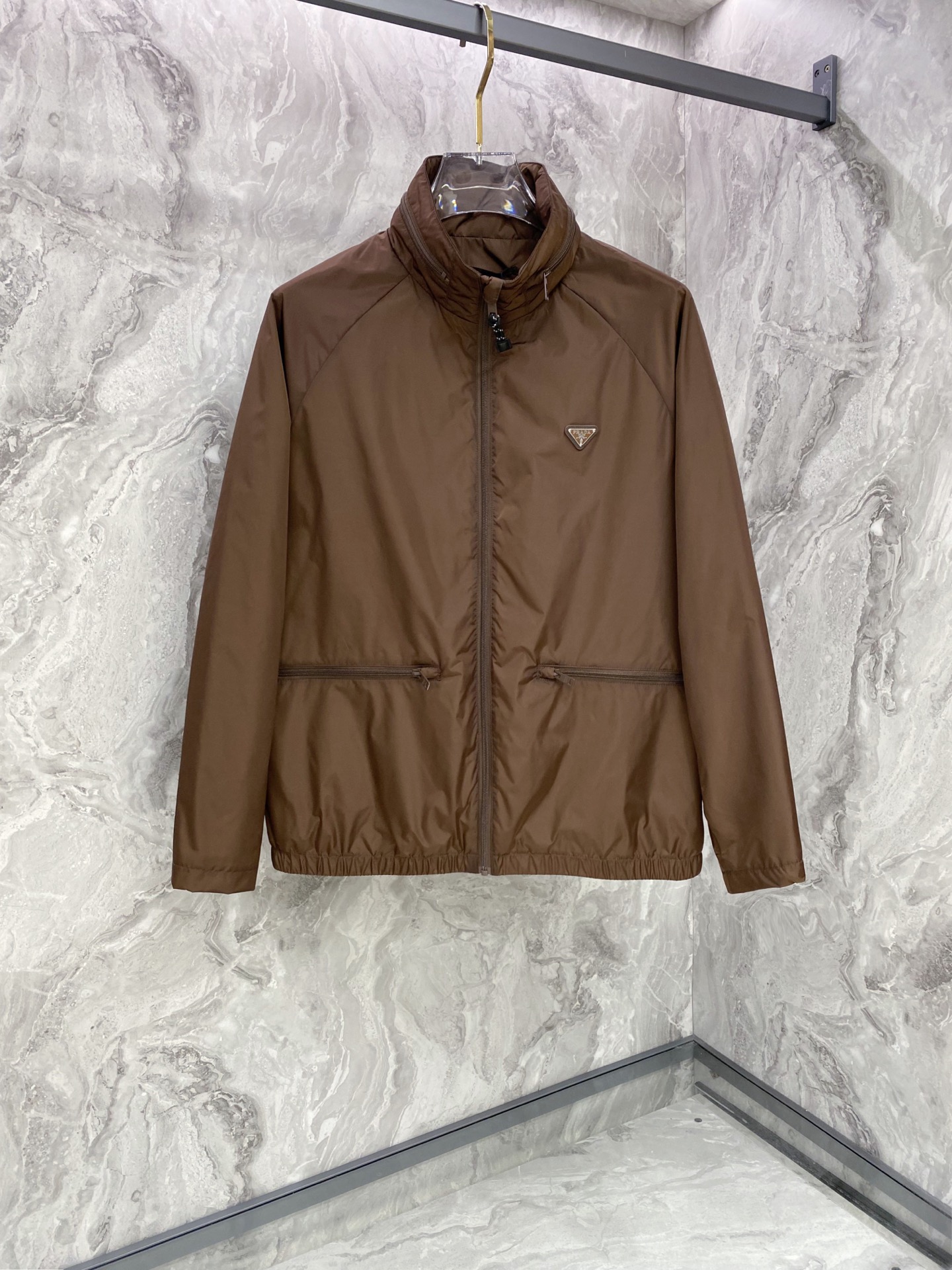 NO:759658,Prada 2026ss new spring and summer hooded casual jacket, new products are on sale simultaneously at the counter, suitable for both business and leisure!  The triangle logo highlights the brand's luxury, exquisite craftsmanship, soft, delicate and stylish, custom-made hardware accessories, color black coffee size 48-56, prada, prada, jackets & coats, jackets & coats, hats,19860909Prada 普拉达 2026ss春夏新款连帽休闲夹克外套,专柜同步新品发售,商务休闲两不误！三角标彰显品牌奢华,工艺精湛考究,柔软细腻且有型,定做五金配饰, 颜色黑色 咖色 尺码48-56,,prada,prada,jackets & coats,jackets & coats,hats,,Men's clothing