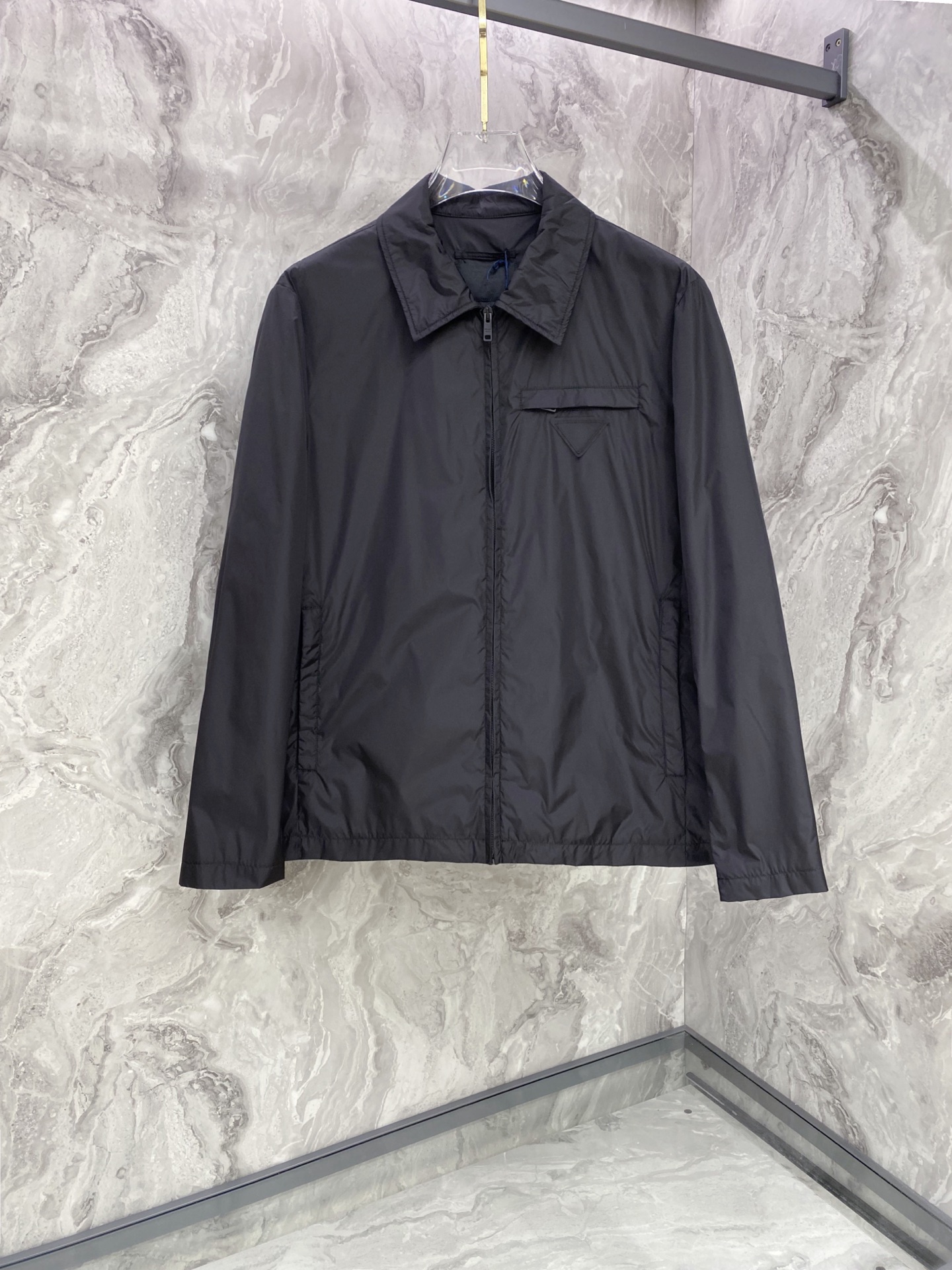 NO:759650,Prada 2026ss new spring and summer business casual jackets, new products are on sale at the counter simultaneously, perfect for both business and leisure!  The triangle logo highlights the brand's luxury, exquisite craftsmanship, soft, delicate and stylish, custom-made hardware accessories, color black coffee size 48-56, prada, prada, jackets & coats, jackets & coats,19860909Prada 普拉达 2026ss春夏新款商务休闲夹克外套,专柜同步新品发售,商务休闲两不误！三角标彰显品牌奢华,工艺精湛考究,柔软细腻且有型,定做五金配饰, 颜色黑色 咖色 尺码48-56,,prada,prada,jackets & coats,jackets & coats,,Men's clothing