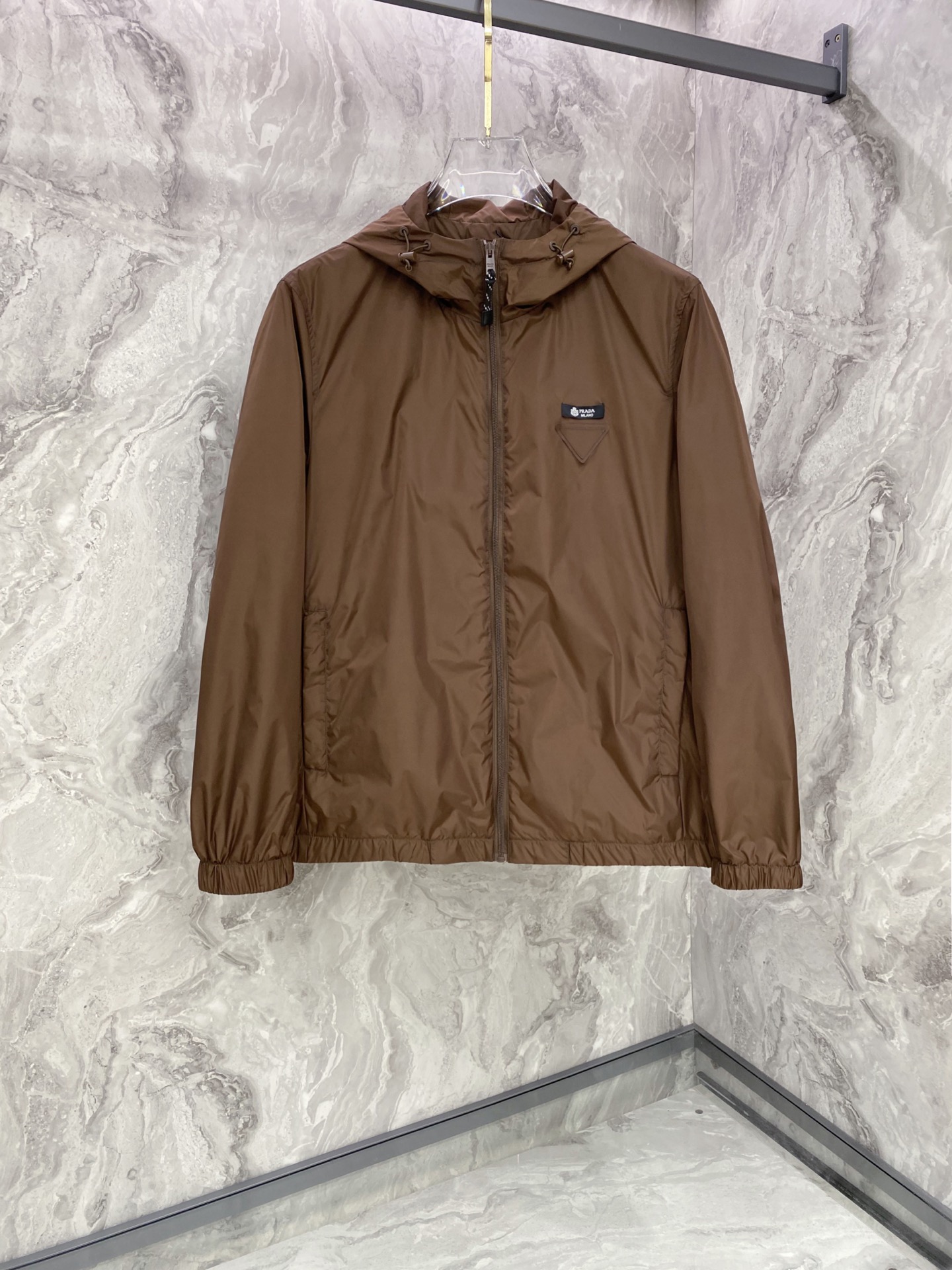 NO:759643,Prada 2026ss new spring and summer hooded casual jacket, new products are on sale simultaneously at the counter, suitable for both business and leisure!  The triangle logo highlights the brand's luxury, exquisite craftsmanship, soft, delicate and stylish, custom-made hardware accessories, color black coffee size 48-56, prada, prada, jackets & coats, jackets & coats, hats,19860909Prada 普拉达 2026ss春夏新款连帽休闲夹克外套,专柜同步新品发售,商务休闲两不误！三角标彰显品牌奢华,工艺精湛考究,柔软细腻且有型,定做五金配饰, 颜色黑色 咖色 尺码48-56,,prada,prada,jackets & coats,jackets & coats,hats,,Men's clothing