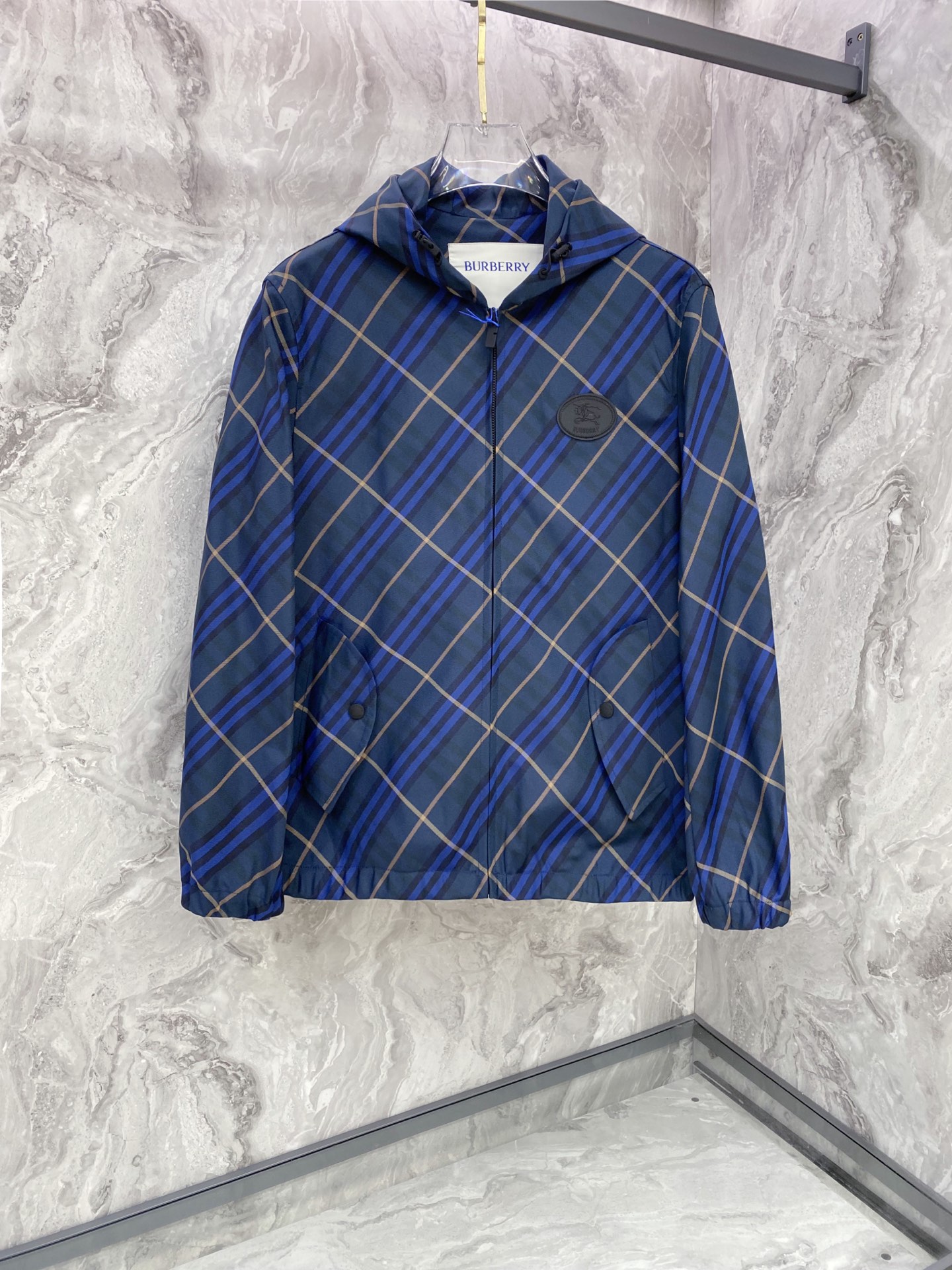 NO:759629,Burberry 2026 spring new hooded jacket, full high-end version!  Haute couture counter fabric accessories, high breathability and comfort, impeccable details, exquisite workmanship and complex craftsmanship, casual tailoring, awesome upper body shape, color blue, code number 48-56,,burberry,burberry,jackets & coats,jackets & coats,hats,19860909Burberry 巴宝莉 2026春季新款连帽夹克外套,全高端版本！高定专柜面料辅料,透气舒适度高,细节无可挑剔,做工考究工艺复杂,呈现休闲裁剪,上身版型超赞 颜色蓝色 码数48-56,,burberry,burberry,jackets & coats,jackets & coats,hats,,Men's clothing