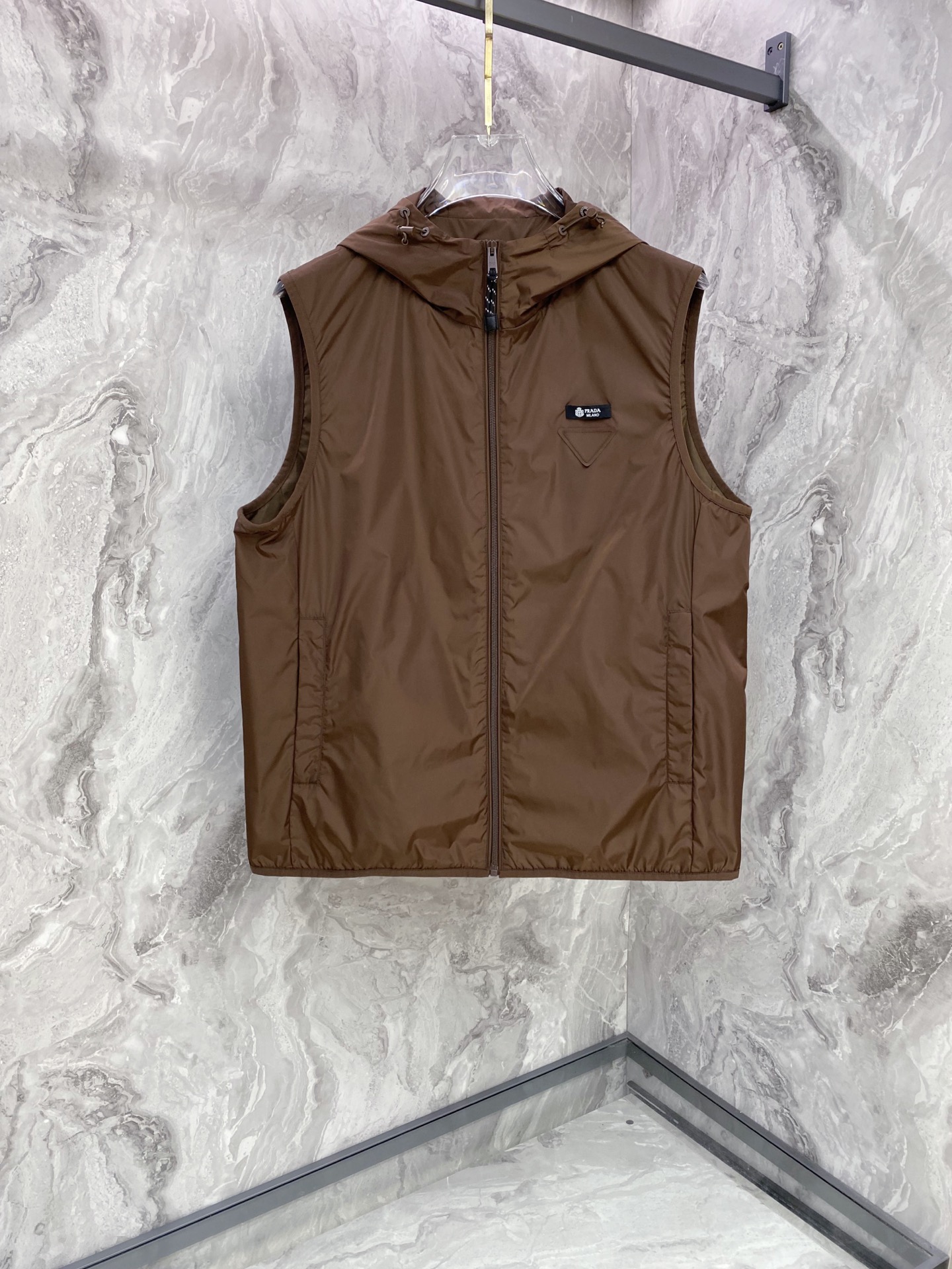 NO:759666,Prada Vest 2026ss new spring new jacket, new products are on sale at the counter simultaneously, suitable for both business and leisure!  The triangle logo highlights the brand's luxury, exquisite craftsmanship, soft, delicate and stylish, custom-made hardware accessories, color black coffee size 48-56, prada, prada, jackets & coats, jackets & coats,19860909Prada 普拉达马甲2026ss春季新款夹克外套,专柜同步新品发售,商务休闲两不误！三角标彰显品牌奢华,工艺精湛考究,柔软细腻且有型,定做五金配饰, 颜色黑色 咖色 尺码48-56,,prada,prada,jackets & coats,jackets & coats,,Men's clothing