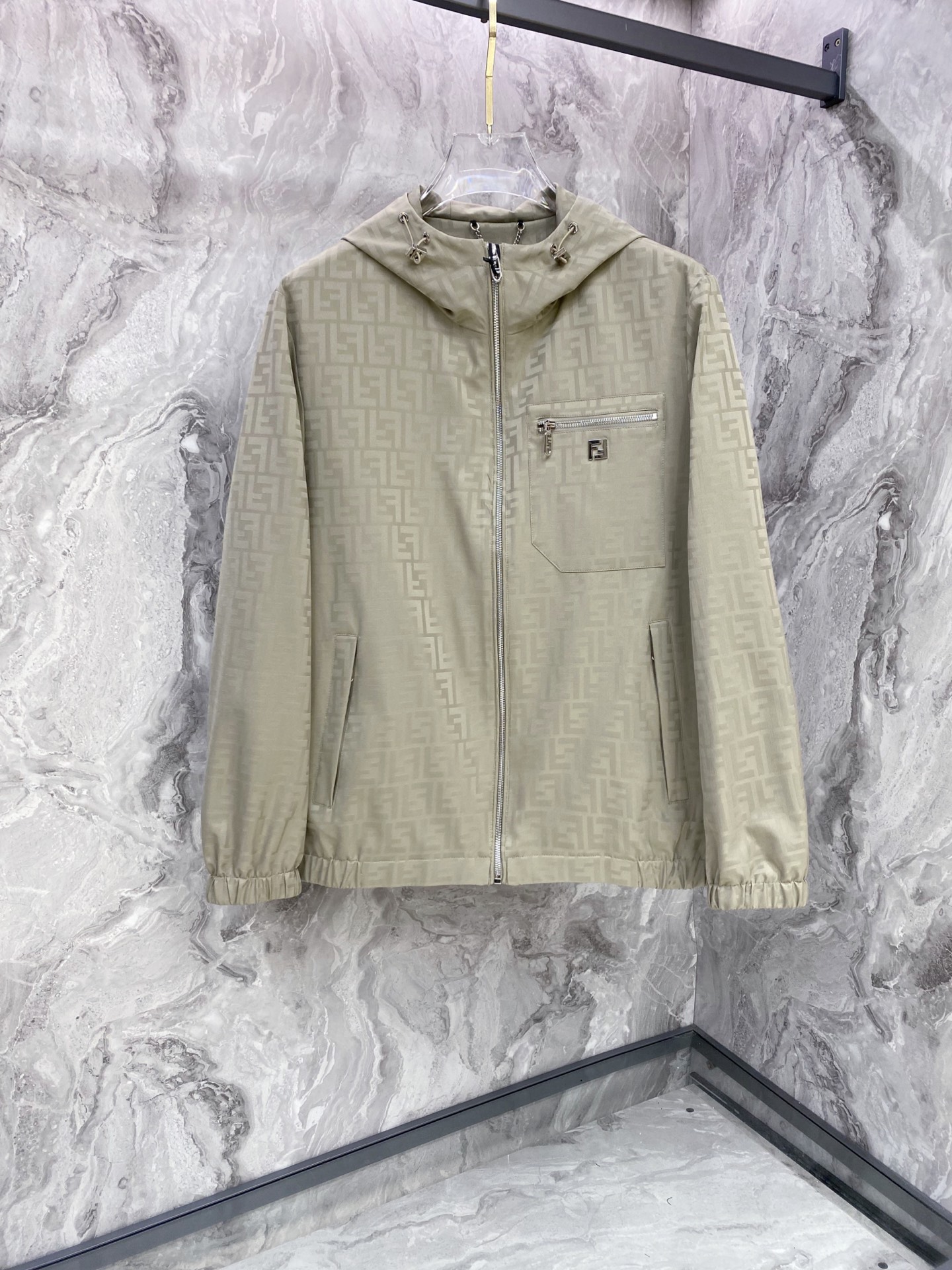 NO:759674,Fendi Fendi 2026ss spring new hooded jacket, full high-end version!  Haute couture counter fabric accessories, high breathability and comfort, impeccable details, exquisite workmanship and complex craftsmanship, casual tailoring, awesome upper body shape, color black, beige, code size 48-56,,fendi,fendi,jackets & coats,jackets & coats,hats,19860909Fendi 芬迪 2026ss春季新款连帽夹克外套 全高端版本！高定专柜面料辅料,透气舒适度高,细节无可挑剔,做工考究工艺复杂,呈现休闲裁剪,上身版型超赞 颜色黑色 米色 码数48-56,,fendi,fendi,jackets & coats,jackets & coats,hats,,Men's clothing