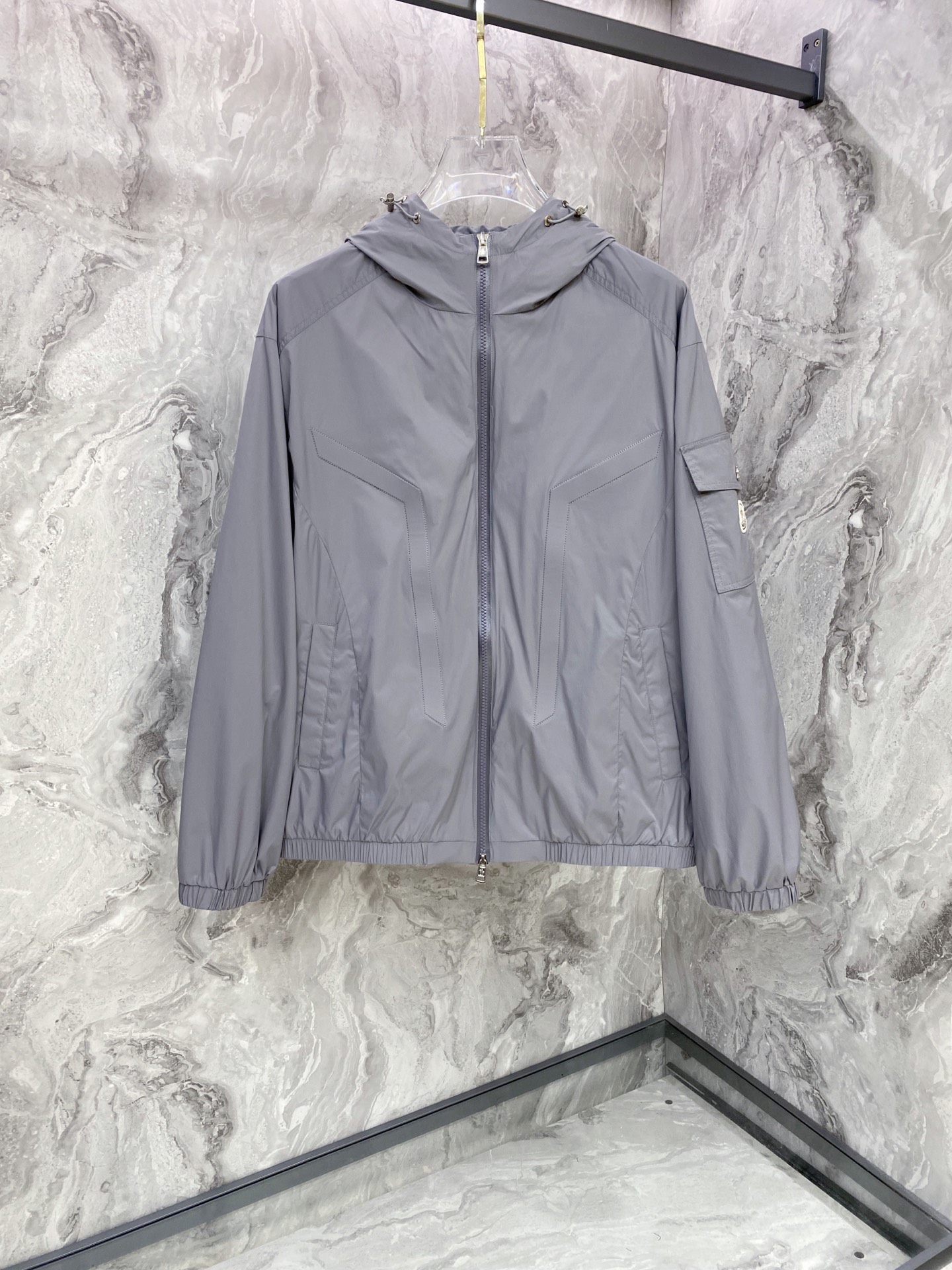 NO:759644,Moncler 2026ss spring new hooded jacket, full high-end version!  Haute couture counter fabric accessories, high breathability and comfort, impeccable details, exquisite workmanship and complex craftsmanship, casual tailoring, awesome upper body shape, color black gray, code size 48-56,,Moncler,jackets & coats,jackets & coats,hats,19860909Moncler 蒙口 2026ss春季新款连帽夹克外套 全高端版本！高定专柜面料辅料,透气舒适度高,细节无可挑剔,做工考究工艺复杂,呈现休闲裁剪,上身版型超赞 颜色黑色 灰色 码数48-56,,Moncler,jackets & coats,jackets & coats,hats,,Men's clothing