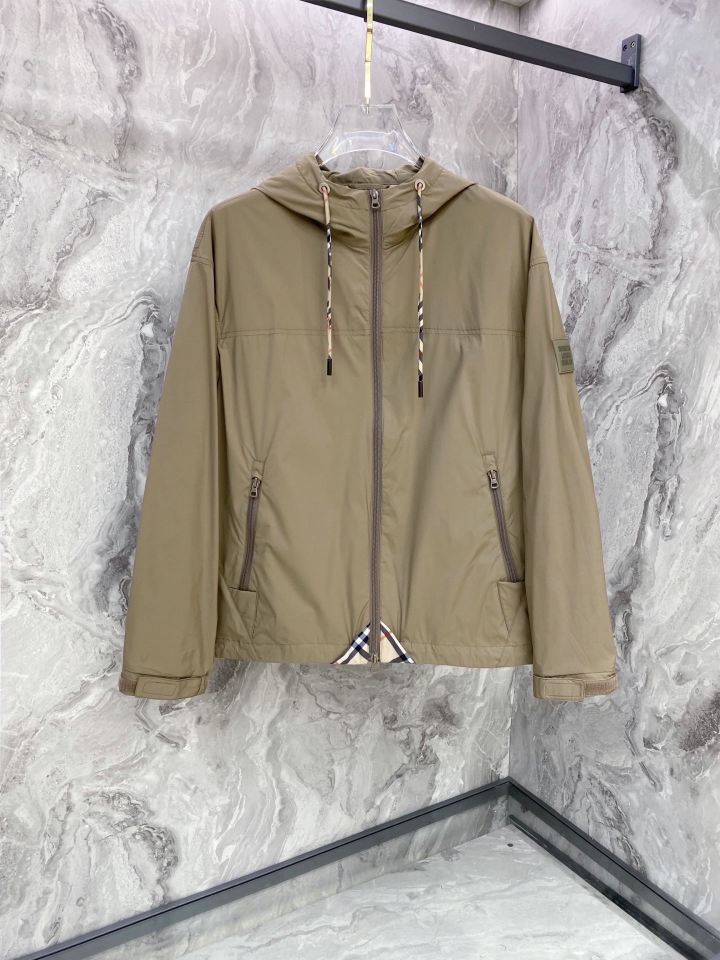 NO:759659,Burberry 2026ss spring new hooded jacket, full high-end version!  Haute couture counter fabric accessories, high breathability and comfort, impeccable details, exquisite workmanship and complex craftsmanship, casual tailoring, awesome upper body shape, color black, khaki, code number 48-56,,burberry,burberry,jackets & coats,jackets & coats,hats,19860909Burberry 巴宝莉 2026ss春季新款连帽夹克外套 全高端版本！高定专柜面料辅料,透气舒适度高,细节无可挑剔,做工考究工艺复杂,呈现休闲裁剪,上身版型超赞 颜色黑色 卡其 码数48-56,,burberry,burberry,jackets & coats,jackets & coats,hats,,Men's clothing