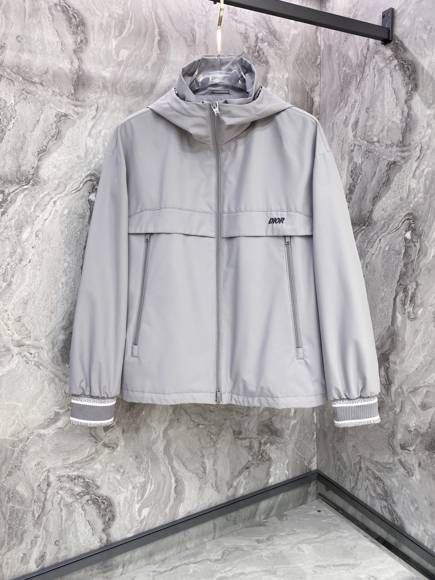 NO:759651,Dior Dior 2026ss spring new hooded jacket, full high-end version!  Haute couture counter fabric accessories, high breathability and comfort, impeccable details, exquisite workmanship and complex craftsmanship, casual tailoring, awesome upper body shape, color blue gray, code size 48-56,, dior, dior, jackets & coats, jackets & coats, hats,19860909Dior 迪奥 2026ss春季新款连帽夹克外套 全高端版本！高定专柜面料辅料,透气舒适度高,细节无可挑剔,做工考究工艺复杂,呈现休闲裁剪,上身版型超赞 颜色蓝色 灰色 码数48-56,,dior,dior,jackets & coats,jackets & coats,hats,,Men's clothing