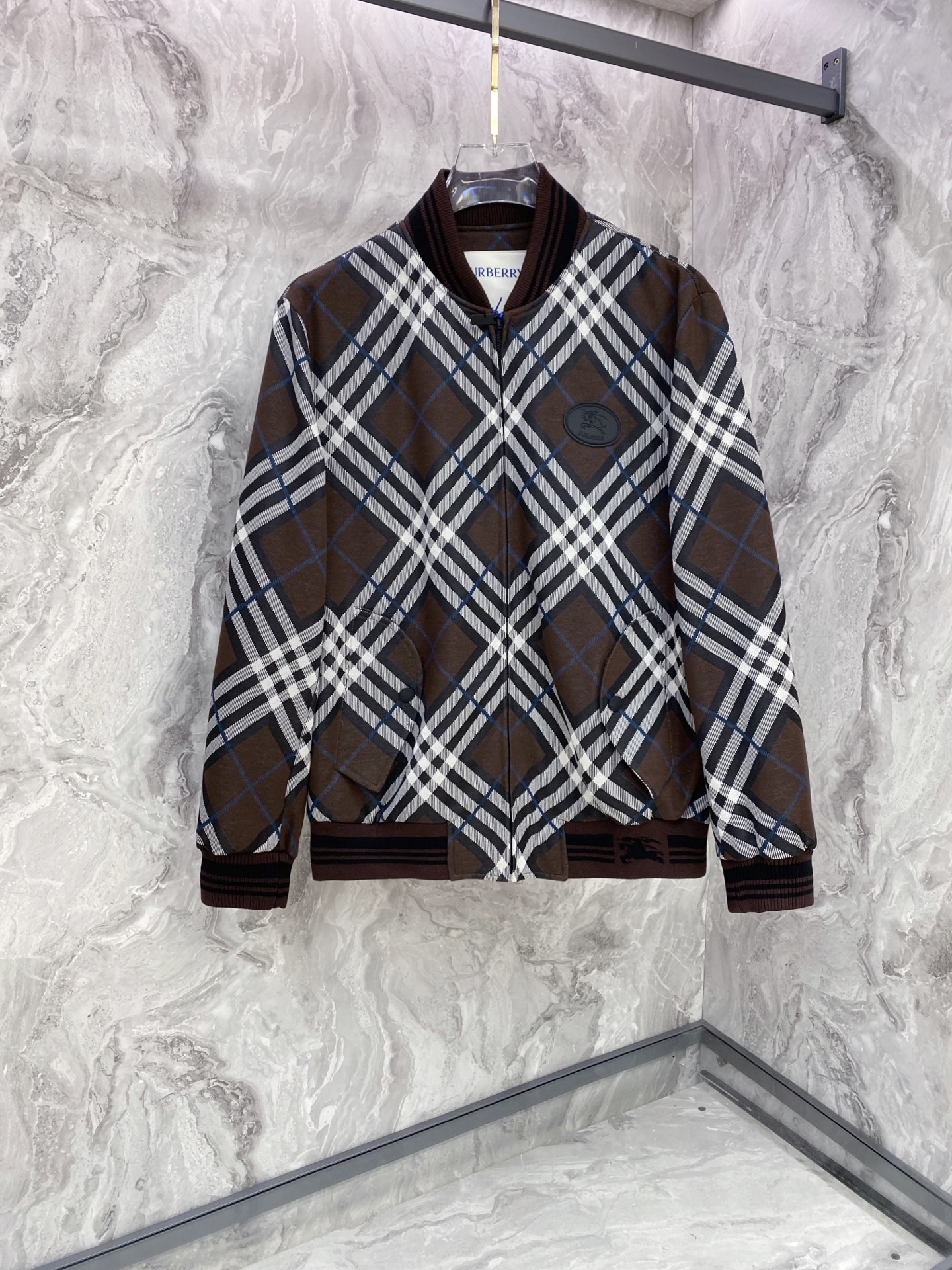 NO:759611,Burberry 2026ss new spring jacket, full high-end version!  Haute couture counter fabric accessories, high breathability and comfort, impeccable details, exquisite workmanship and complex craftsmanship, casual tailoring, awesome upper body shape, color coffee, code number 48-56,,burberry,burberry,jackets & coats,jackets & coats,19860909Burberry 巴宝莉 2026ss春季新款夹克外套 全高端版本！高定专柜面料辅料,透气舒适度高,细节无可挑剔,做工考究工艺复杂,呈现休闲裁剪,上身版型超赞 颜色咖色 码数48-56,,burberry,burberry,jackets & coats,jackets & coats,,Men's clothing