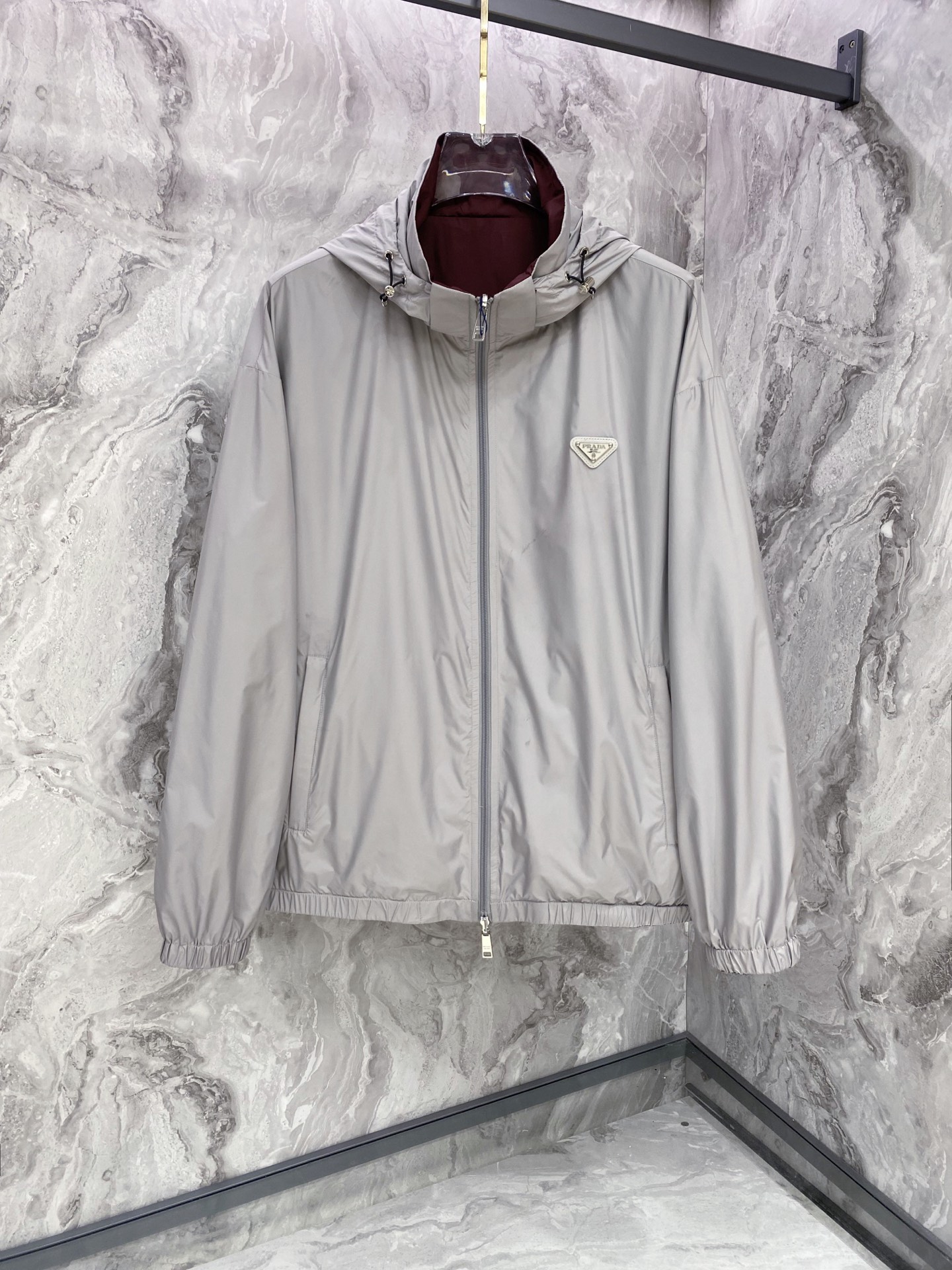 NO:759667,Prada Prada reversible 2026ss spring new hooded jacket full high-end version!  Haute couture counter fabric accessories, high breathability and comfort, impeccable details, exquisite workmanship and complex craftsmanship, casual tailoring, awesome upper body shape, size 48-56,, prada, prada, jackets & coats, jackets & coats, hats,19860909Prada 普拉达 双面穿 2026ss春季新款连帽夹克外套 全高端版本！高定专柜面料辅料,透气舒适度高,细节无可挑剔,做工考究工艺复杂,呈现休闲裁剪,上身版型超赞 码数48-56,,prada,prada,jackets & coats,jackets & coats,hats,,Men's clothing