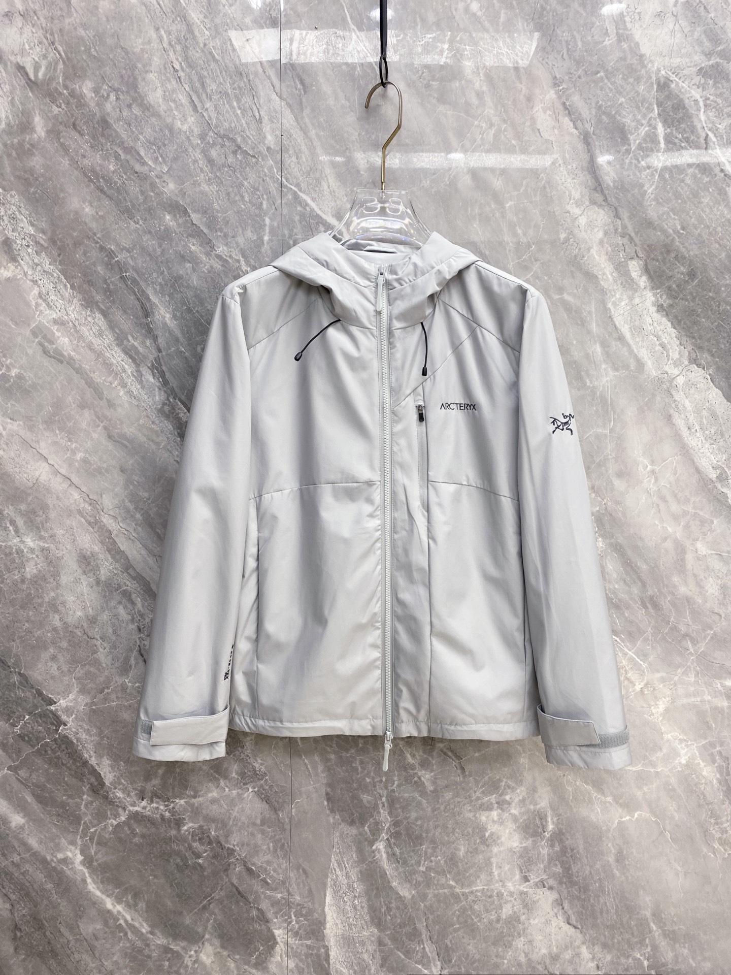 NO:773771,ARC TERYX Arc'teryx 2026ss spring new model. The same men's jacket from the official website. The original three-label complete high-end version. Customized fabric. Highly breathable and comfortable, with impeccable details. The brand element design concept reflects high quality. It feels delicate and soft. It presents casual tailoring and the upper body shape is awesome. The size is 48-56.,arc'teryx,jackets & coats,jackets & coats,19860909ARC TERYX 始祖鸟2026ss春季新款 官网同款男士夹克外套,原单三标齐全高端版本 定制面料 透气舒适度高,细节无可挑剔,品牌元素设计理念,体现高品质.手感细腻柔软 呈现休闲裁剪,上身版型超赞 码数48-56.,arc'teryx,jackets & coats,jackets & coats,,Men's clothing