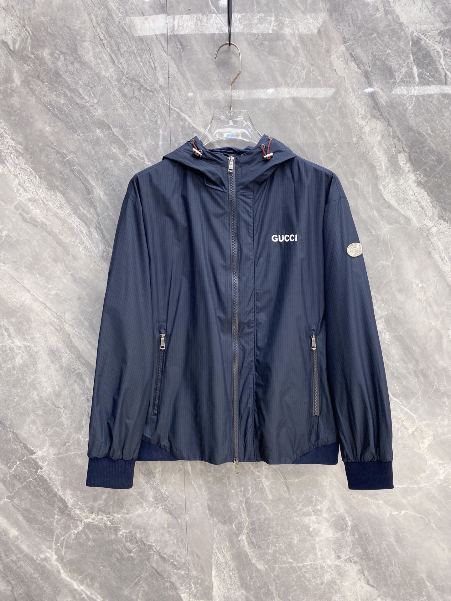 NO:735480,Gucci Gucci 2026ss spring new hooded jacket, full high-end version!  Haute couture counter fabric accessories, high breathability and comfort, impeccable details, exquisite workmanship and complex craftsmanship, casual tailoring, awesome upper body shape, color blue, white, code number 48-56,,gucci,jackets & coats,jackets & coats,hats,19860909Gucci 古奇 2026ss春季新款连帽夹克外套 全高端版本！高定专柜面料辅料,透气舒适度高,细节无可挑剔,做工考究工艺复杂,呈现休闲裁剪,上身版型超赞 颜色蓝色 白色 码数48-56,,gucci,jackets & coats,jackets & coats,hats,,Men's clothing