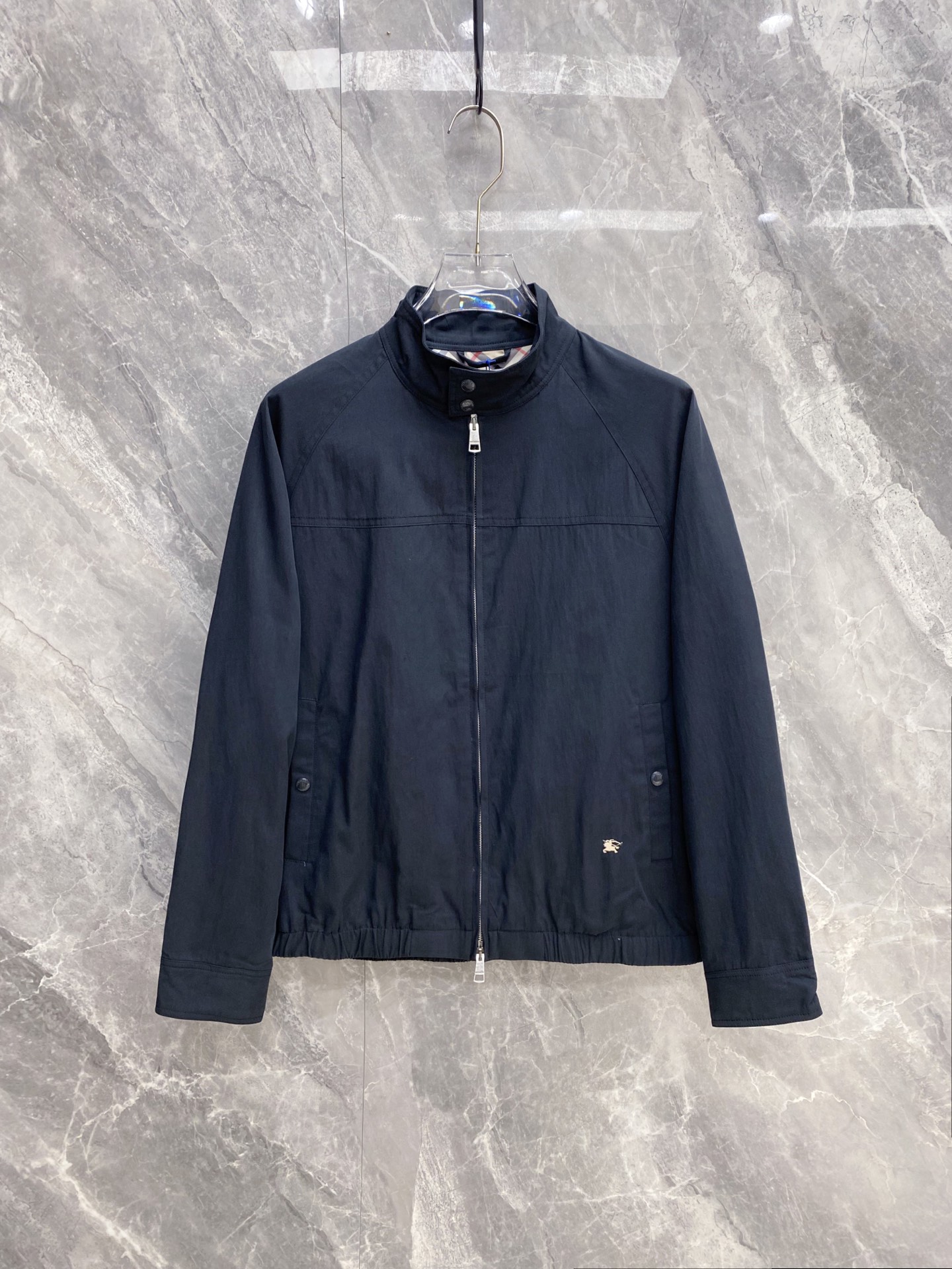 NO:735485,Burberry 2026ss spring new hooded jacket, full high-end version!  Haute couture counter fabric accessories, high breathability and comfort, impeccable details, exquisite workmanship and complex craftsmanship, casual tailoring, awesome upper body shape, color black, khaki, code number 48-56,,burberry,burberry,jackets & coats,jackets & coats,hats,19860909Burberry 巴宝莉 2026ss春季新款连帽夹克外套 全高端版本！高定专柜面料辅料,透气舒适度高,细节无可挑剔,做工考究工艺复杂,呈现休闲裁剪,上身版型超赞 颜色黑色 卡其色 码数48-56,,burberry,burberry,jackets & coats,jackets & coats,hats,,Men's clothing