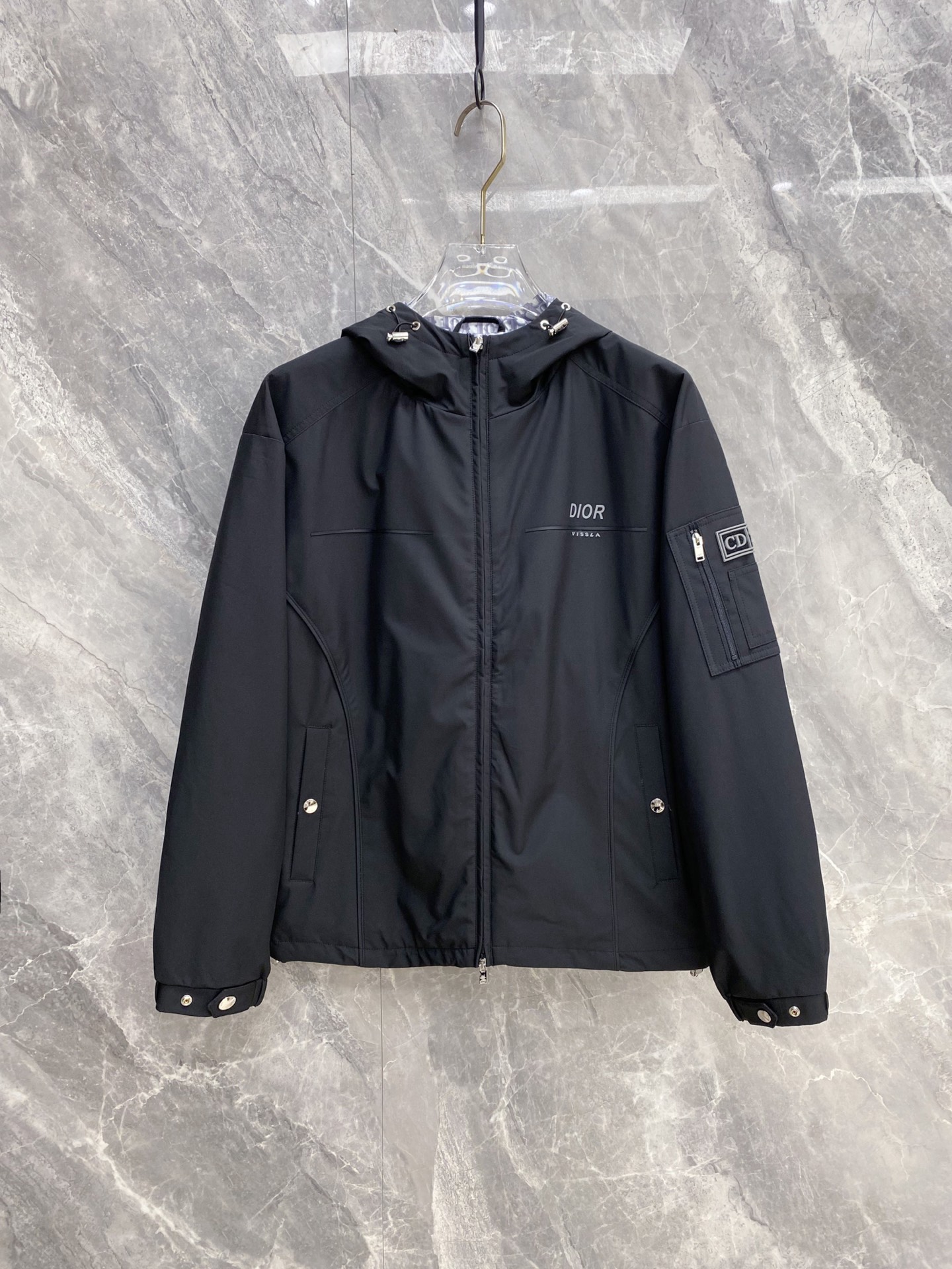 NO:735475,Dior Dior 2026ss spring new hooded jacket, full high-end version!  Haute couture counter fabric accessories, high breathability and comfort, impeccable details, exquisite workmanship and complex craftsmanship, casual tailoring, awesome upper body shape, color black, off-white, size 48-56,, dior, dior, jackets & coats, jackets & coats, hats,19860909Dior 迪奥 2026ss春季新款连帽夹克外套 全高端版本！高定专柜面料辅料,透气舒适度高,细节无可挑剔,做工考究工艺复杂,呈现休闲裁剪,上身版型超赞 颜色黑色 米白 码数48-56,,dior,dior,jackets & coats,jackets & coats,hats,,Men's clothing