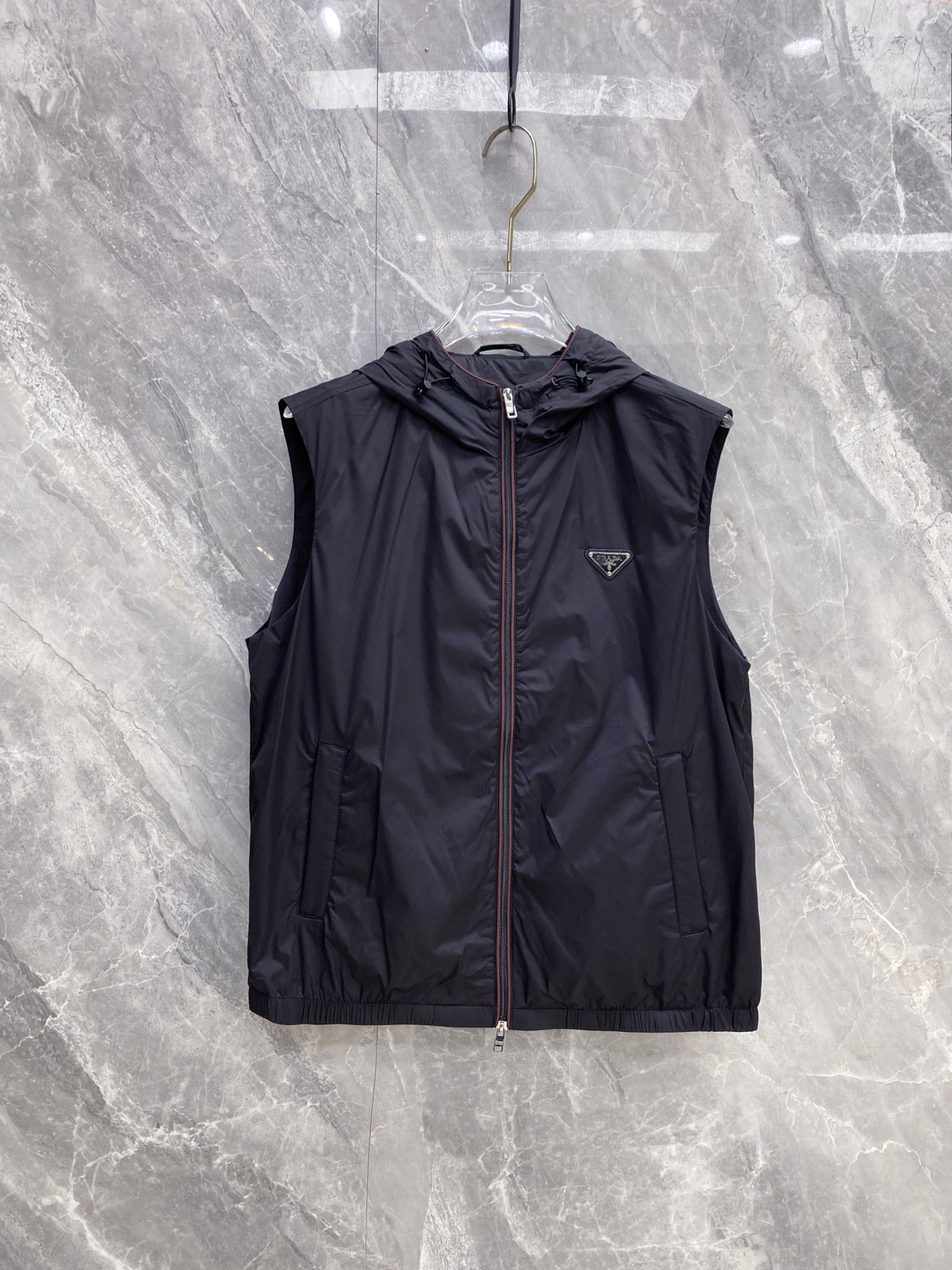 NO:735489,Prada Vest 2026ss Spring New Vest Jacket Jacket Latest Design The new product on the show is in perfect condition, complete with three labels, full and attractive color, very outstanding design, easily upgrades the sense of fashion, extremely elegant and rigorous workmanship, neat and meticulous wiring!  A masterpiece from a famous designer!  The upper body does not look bloated and is super handsome!  Size M-XXXL,,prada,prada,jackets & coats,jackets & coats,19860909Prada 普拉达马甲 2026ss春季新款马甲夹克外套最新设计款 秀场新品品相非常完美,三标齐全色泽饱满诱人,非常出彩的设计,轻松将时髦感进阶,做工极为考究严谨,走线工整细致！大牌设计师巨作！上身不显臃肿、超级帅气！ 码数M-XXXL,,prada,prada,jackets & coats,jackets & coats,,Men's clothing