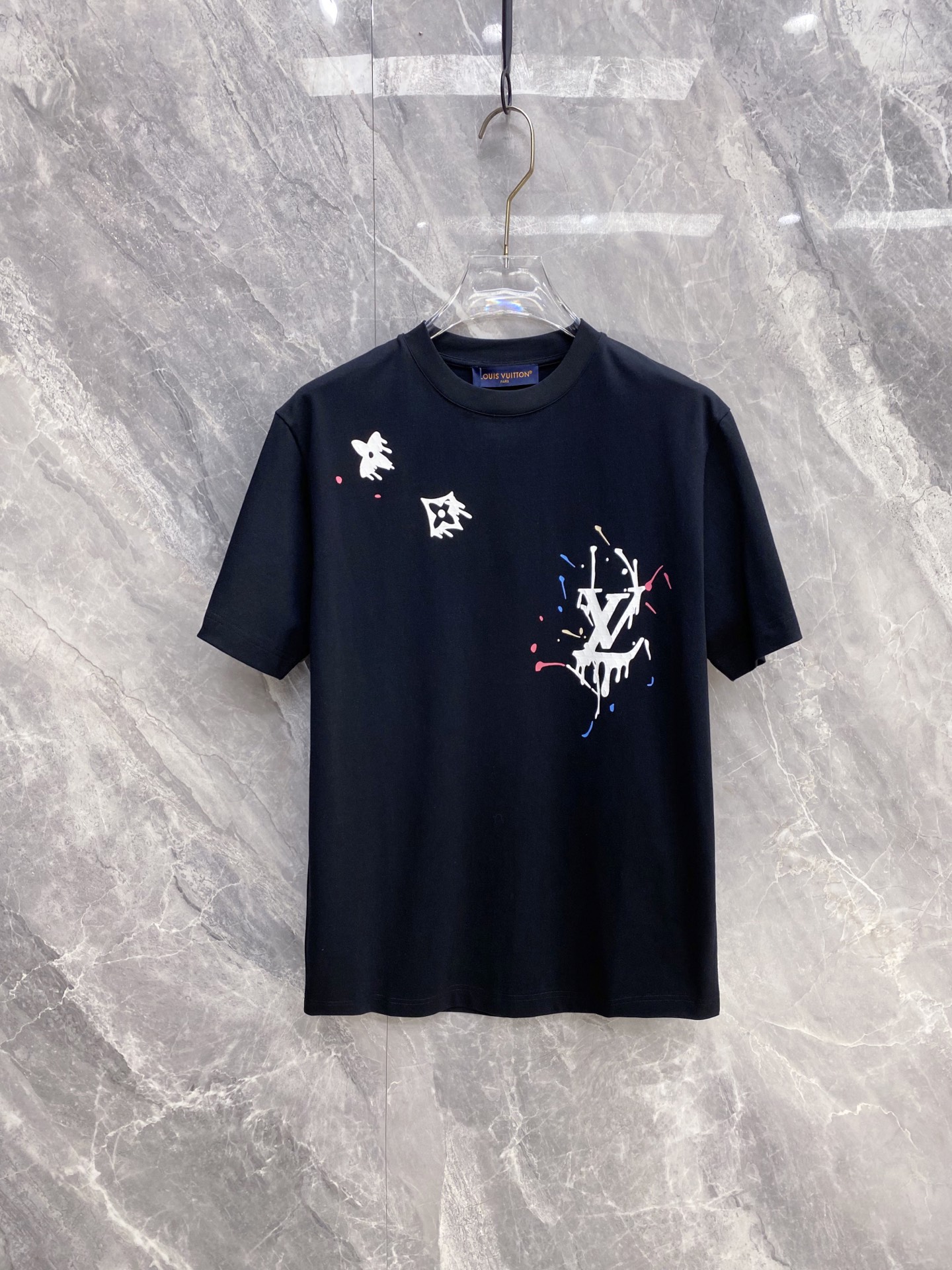 NO:761103,LV 2026ss new spring and summer new debut counter, the latest short-sleeved round neck T-shirt, high-end customization, avant-garde and fashionable design!  The brand logo is designed with heavy craftsmanship. High-end customized pure cotton fabric. Soft to the touch. Comfortable to wear. Exquisite stitching at the counter level. Fine workmanship. The upper body effect is incomparably handsome!  A must-have item for a stylish man!  Color Black White Size S-XXL,,louis vuitton,T-shirt,tees,t-shirt,19860909LV 2026ss 春夏新款首发专柜最新款短袖圆领T恤 高端订制 设计前卫时尚！品牌logo重工艺设计 高端定制纯棉面料.手感柔软.穿着舒适.专柜级别精致车线.做工精细.上身效果无敌帅气！型男必备单品！ 颜色黑色 白色 码数S-XXL,,louis vuitton,T-shirt,tees，t-shirt,,Men's clothing