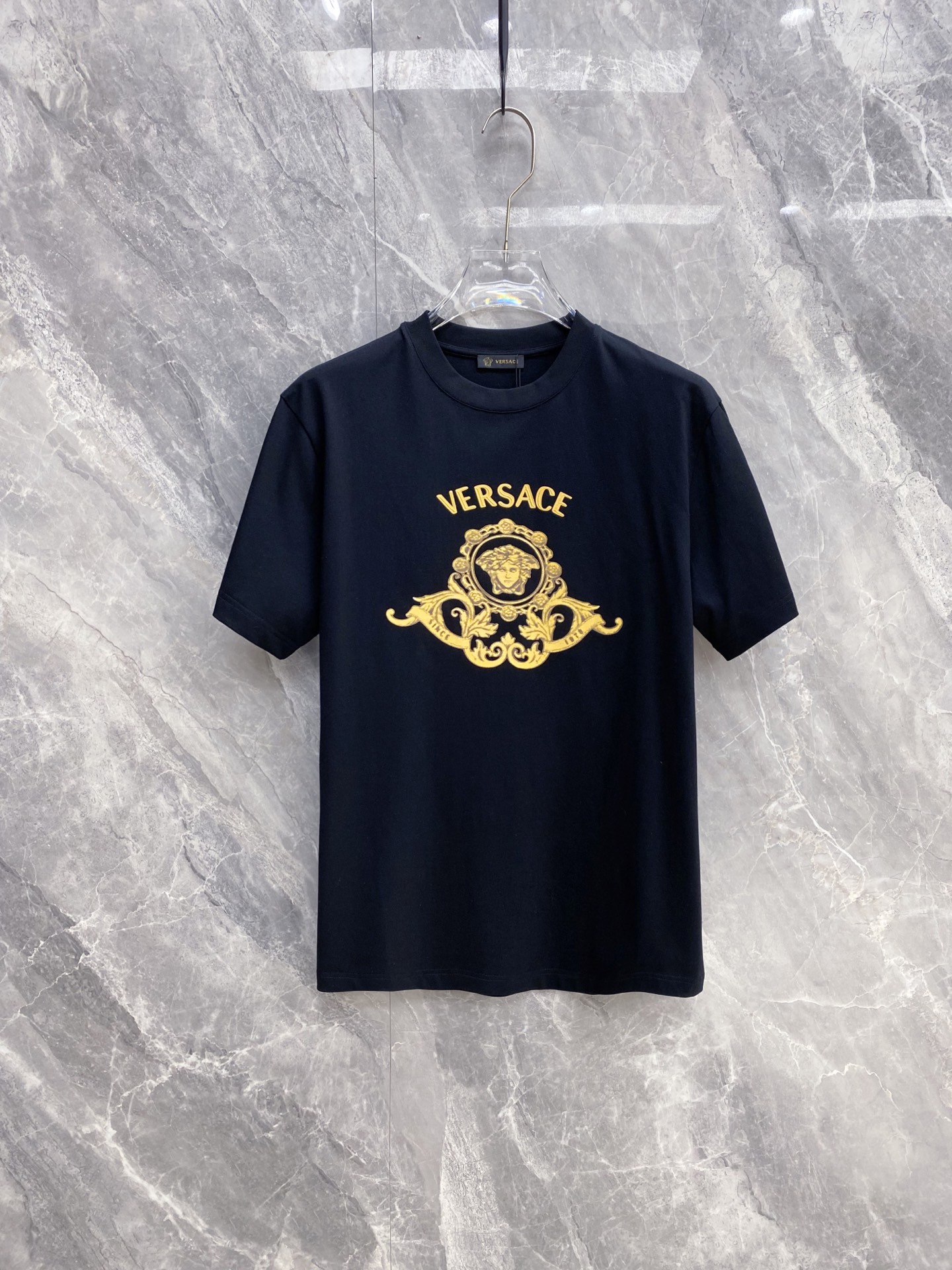 NO:735447,Versace Versace 2026ss new spring and summer new debut counter latest short-sleeved round neck T-shirt high-end custom design avant-garde fashion!  The brand logo is designed with heavy craftsmanship. High-end customized pure cotton fabric. Soft to the touch. Comfortable to wear. Exquisite stitching at the counter level. Fine workmanship. The upper body effect is incomparably handsome!  A must-have item for a stylish man!  Color Black White Size S-XXL,,versace,versace,T-shirt,tees,t-shirt,19860909Versace 范思哲 2026ss 春夏新款首发专柜最新款短袖圆领T恤 高端订制 设计前卫时尚！品牌logo重工艺设计 高端定制纯棉面料.手感柔软.穿着舒适.专柜级别精致车线.做工精细.上身效果无敌帅气！型男必备单品！ 颜色黑色 白色 码数S-XXL,,versace,versace,T-shirt,tees，t-shirt,,Men's clothing