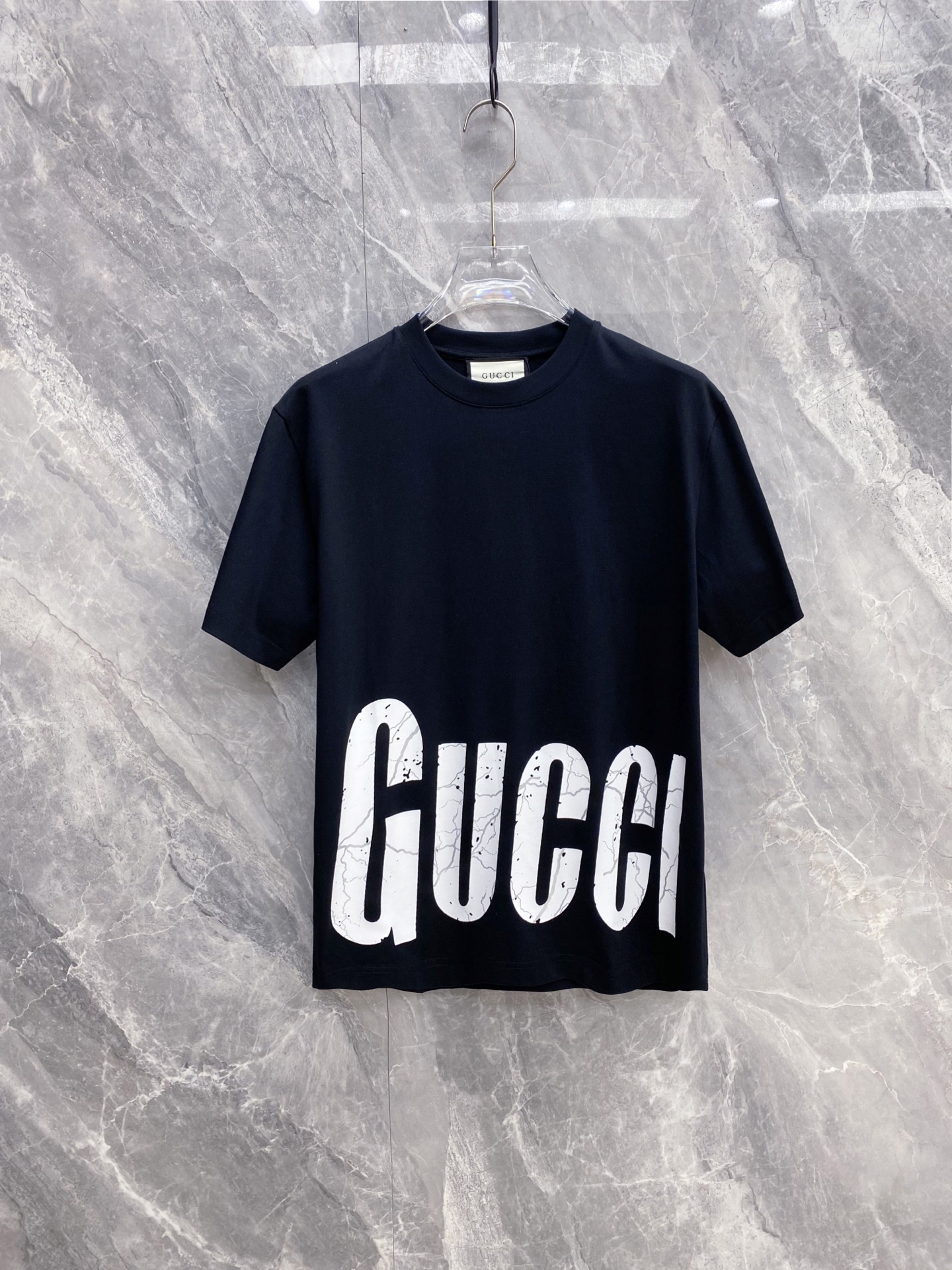 NO:735467,Gucci 2026ss new spring and summer new debut counter latest short-sleeved round neck T-shirt high-end custom design avant-garde fashion!  The brand logo is designed with heavy craftsmanship. High-end customized pure cotton fabric. Soft to the touch. Comfortable to wear. Exquisite stitching at the counter level. Fine workmanship. The upper body effect is incomparably handsome!  A must-have item for a stylish man!  Color Black White Size S-XXL,,gucci,T-shirt,tees,t-shirt,19860909Gucci 古齐 2026ss 春夏新款首发专柜最新款短袖圆领T恤 高端订制 设计前卫时尚！品牌logo重工艺设计 高端定制纯棉面料.手感柔软.穿着舒适.专柜级别精致车线.做工精细.上身效果无敌帅气！型男必备单品！ 颜色黑色 白色 码数S-XXL,,gucci,T-shirt,tees，t-shirt,,Men's clothing