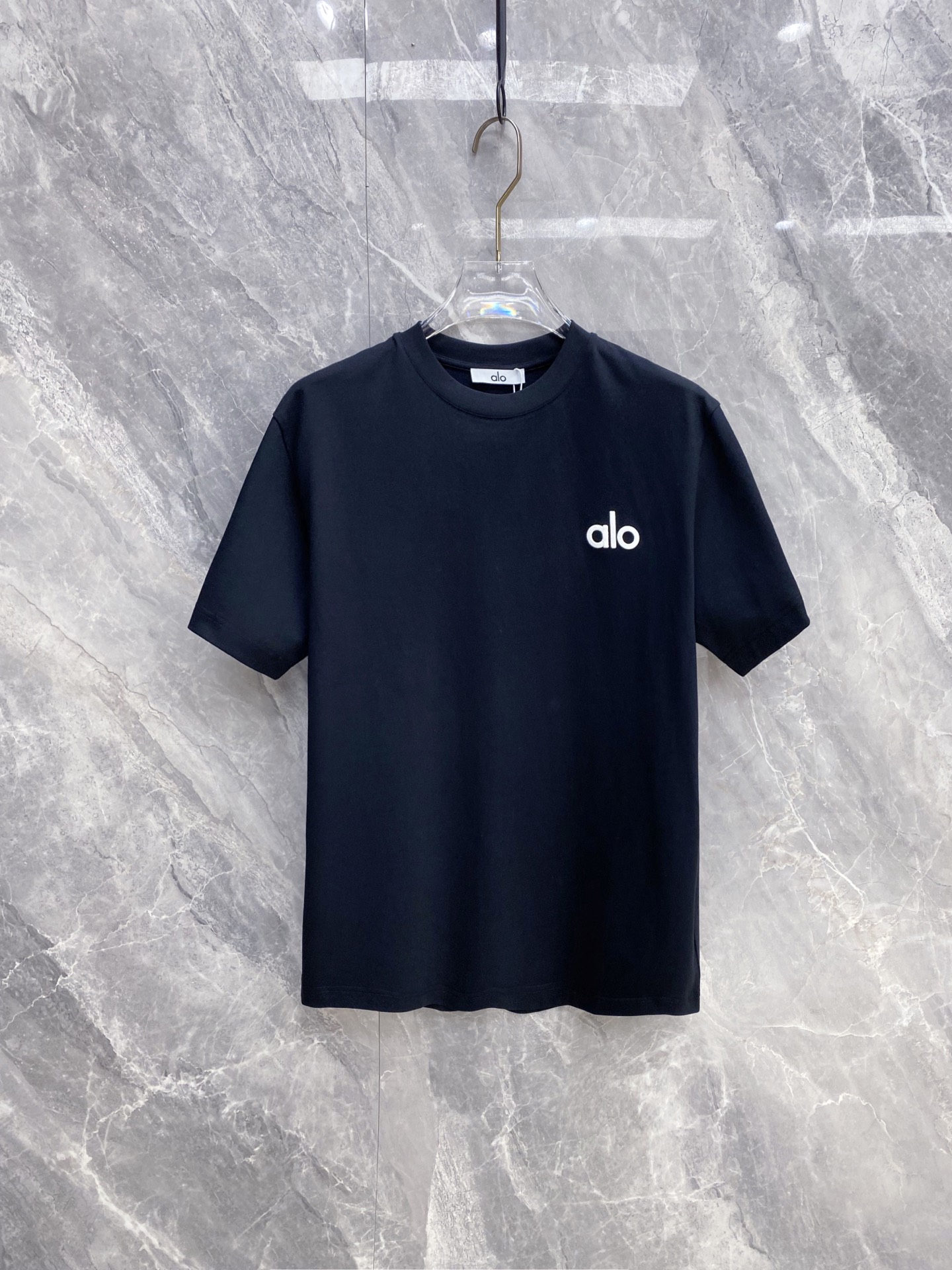 NO:735444,ALO 2026ss new spring and summer new debut counter, the latest short-sleeved round neck T-shirt, high-end custom design, avant-garde and fashionable!  The brand logo is designed with heavy craftsmanship. High-end customized pure cotton fabric. Soft to the touch. Comfortable to wear. Exquisite stitching at the counter level. Fine workmanship. The upper body effect is incomparably handsome!  A must-have item for a stylish man!  颜色黑色 白色 码数S-XXL,,T-shirt,tees，t-shirt,19860909ALO 2026ss 春夏新款首发专柜最新款短袖圆领T恤 高端订制 设计前卫时尚！品牌logo重工艺设计 高端定制纯棉面料.手感柔软.穿着舒适.专柜级别精致车线.做工精细.上身效果无敌帅气！型男必备单品！ 颜色黑色 白色 码数S-XXL,,T-shirt,tees，t-shirt,,Men's clothing