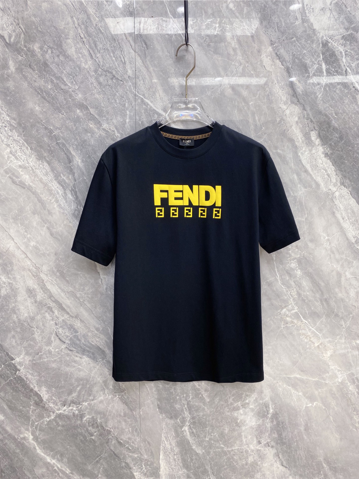 NO:735462,Fendi Fendi 2026ss new spring and summer new debut counter latest short-sleeved round neck T-shirt high-end custom design avant-garde fashion!  The brand logo is designed with heavy craftsmanship. High-end customized pure cotton fabric. Soft to the touch. Comfortable to wear. Exquisite stitching at the counter level. Fine workmanship. The upper body effect is incomparably handsome!  A must-have item for a stylish man!  Color Black White Size S-XXL,,fendi,fendi,T-shirt,tees,t-shirt,19860909Fendi 芬迪 2026ss 春夏新款首发专柜最新款短袖圆领T恤 高端订制 设计前卫时尚！品牌logo重工艺设计 高端定制纯棉面料.手感柔软.穿着舒适.专柜级别精致车线.做工精细.上身效果无敌帅气！型男必备单品！ 颜色黑色 白色 码数S-XXL,,fendi,fendi,T-shirt,tees，t-shirt,,Men's clothing