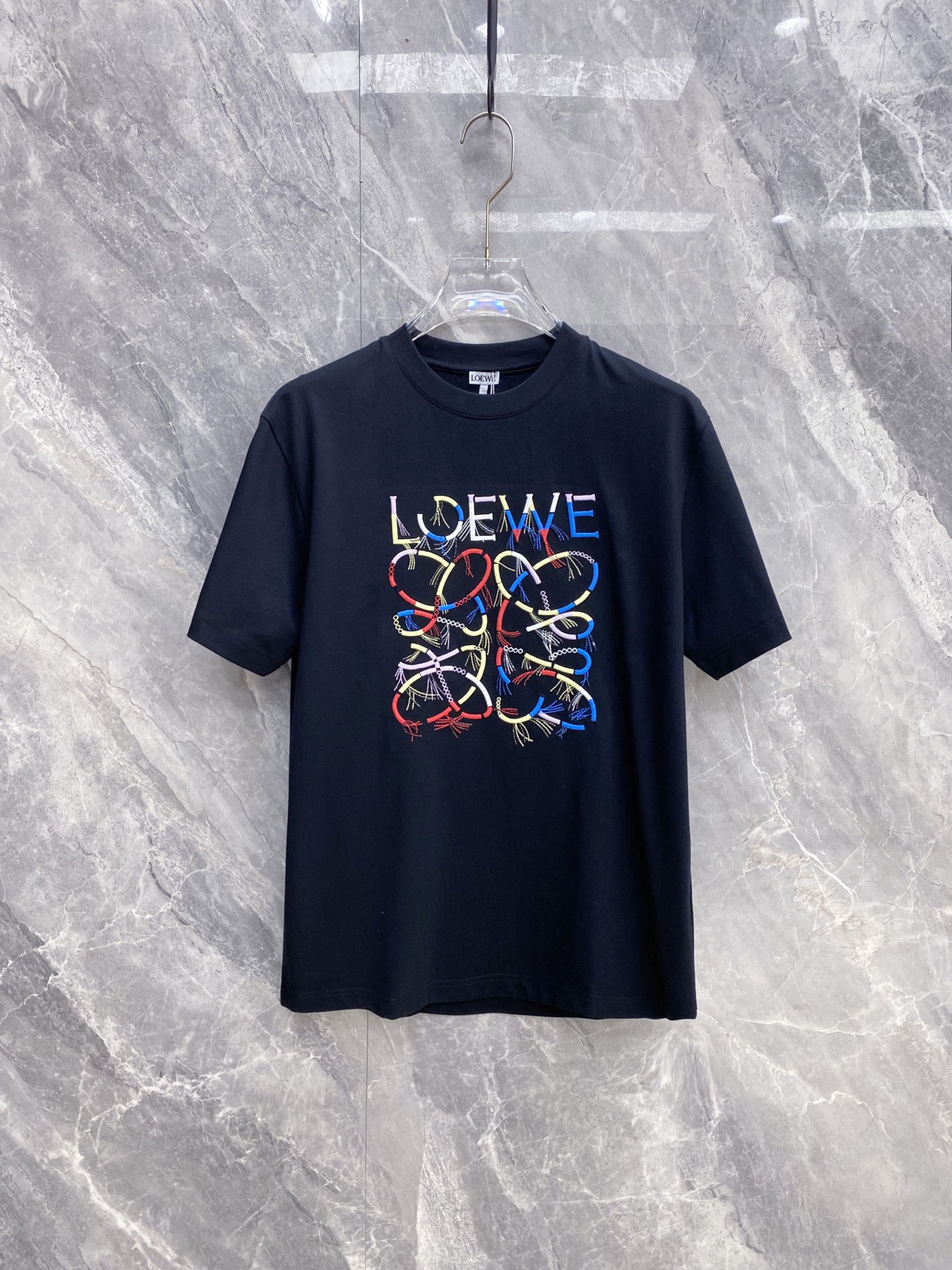 NO:735457,Loewe 2026ss new spring and summer new debut counter latest short-sleeved round neck T-shirt high-end custom design avant-garde fashion!  The brand logo is designed with heavy craftsmanship. High-end customized pure cotton fabric. Soft to the touch. Comfortable to wear. Exquisite stitching at the counter level. Fine workmanship. The upper body effect is incomparably handsome!  A must-have item for a stylish man!  Color Black White Size S-XXL,,loewe,loewe,T-shirt,tees,t-shirt,19860909Loewe 罗意威 2026ss 春夏新款首发专柜最新款短袖圆领T恤 高端订制 设计前卫时尚！品牌logo重工艺设计 高端定制纯棉面料.手感柔软.穿着舒适.专柜级别精致车线.做工精细.上身效果无敌帅气！型男必备单品！ 颜色黑色 白色 码数S-XXL,,loewe,loewe,T-shirt,tees，t-shirt,,Men's clothing