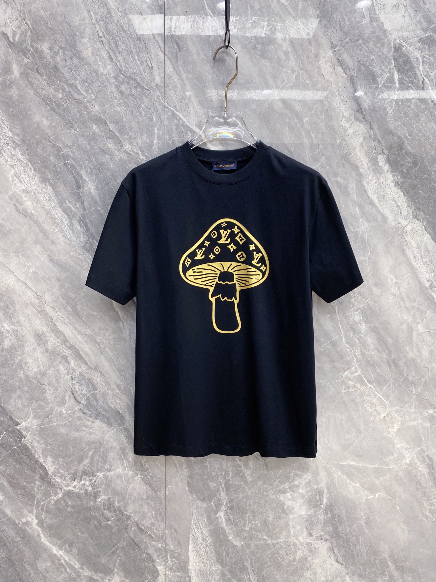 NO:773490,LV 2026ss new spring and summer new debut counter, the latest short-sleeved round neck T-shirt, high-end customization, avant-garde and fashionable design!  The brand logo is designed with heavy craftsmanship. High-end customized pure cotton fabric. Soft to the touch. Comfortable to wear. Exquisite stitching at the counter level. Fine workmanship. The upper body effect is incomparably handsome!  A must-have item for a stylish man!  Color Black White Size S-XXL,,louis vuitton,T-shirt,tees,t-shirt,19860909LV 2026ss 春夏新款首发专柜最新款短袖圆领T恤 高端订制 设计前卫时尚！品牌logo重工艺设计 高端定制纯棉面料.手感柔软.穿着舒适.专柜级别精致车线.做工精细.上身效果无敌帅气！型男必备单品！ 颜色黑色 白色 码数S-XXL,,louis vuitton,T-shirt,tees，t-shirt,,Men's clothing