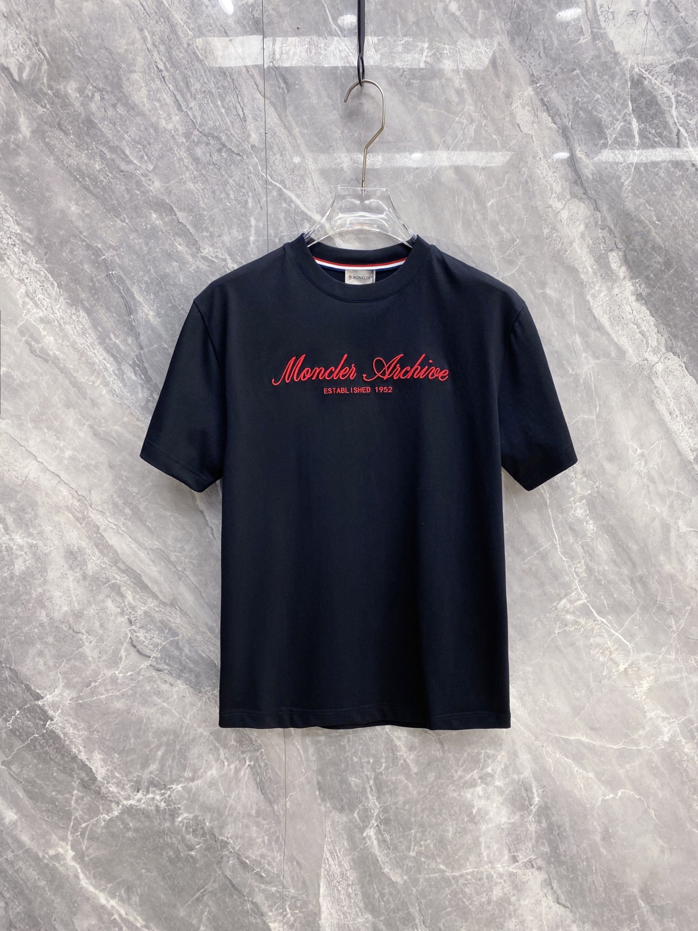 NO:776938,Moncler 2026ss new spring and summer new debut counter latest short-sleeved round neck T-shirt high-end custom design avant-garde fashion!  The brand logo is designed with heavy craftsmanship. High-end customized pure cotton fabric. Soft to the touch. Comfortable to wear. Exquisite stitching at the counter level. Fine workmanship. The upper body effect is incomparably handsome!  A must-have item for a stylish man!  Color Black White Size S-XXL,,Moncler,T-shirt,tees,t-shirt,19860909Moncler 蒙口 2026ss 春夏新款首发专柜最新款短袖圆领T恤 高端订制 设计前卫时尚！品牌logo重工艺设计 高端定制纯棉面料.手感柔软.穿着舒适.专柜级别精致车线.做工精细.上身效果无敌帅气！型男必备单品！ 颜色黑色 白色 码数S-XXL,,Moncler,T-shirt,tees，t-shirt,,Men's clothing