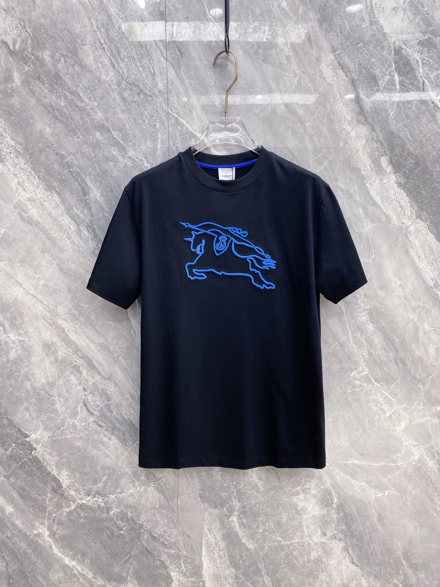 NO:776934,Burberry 2026ss new spring and summer new debut counter latest short-sleeved round neck T-shirt high-end custom design avant-garde fashion!  The brand logo is designed with heavy craftsmanship. High-end customized pure cotton fabric. Soft to the touch. Comfortable to wear. Exquisite stitching at the counter level. Fine workmanship. The upper body effect is incomparably handsome!  A must-have item for a stylish man!  Color Black White Size S-XXL,,burberry,burberry,T-shirt,tees,t-shirt,19860909Burberry 巴宝莉 2026ss 春夏新款首发专柜最新款短袖圆领T恤 高端订制 设计前卫时尚！品牌logo重工艺设计 高端定制纯棉面料.手感柔软.穿着舒适.专柜级别精致车线.做工精细.上身效果无敌帅气！型男必备单品！ 颜色黑色 白色 码数S-XXL,,burberry,burberry,T-shirt,tees，t-shirt,,Men's clothing