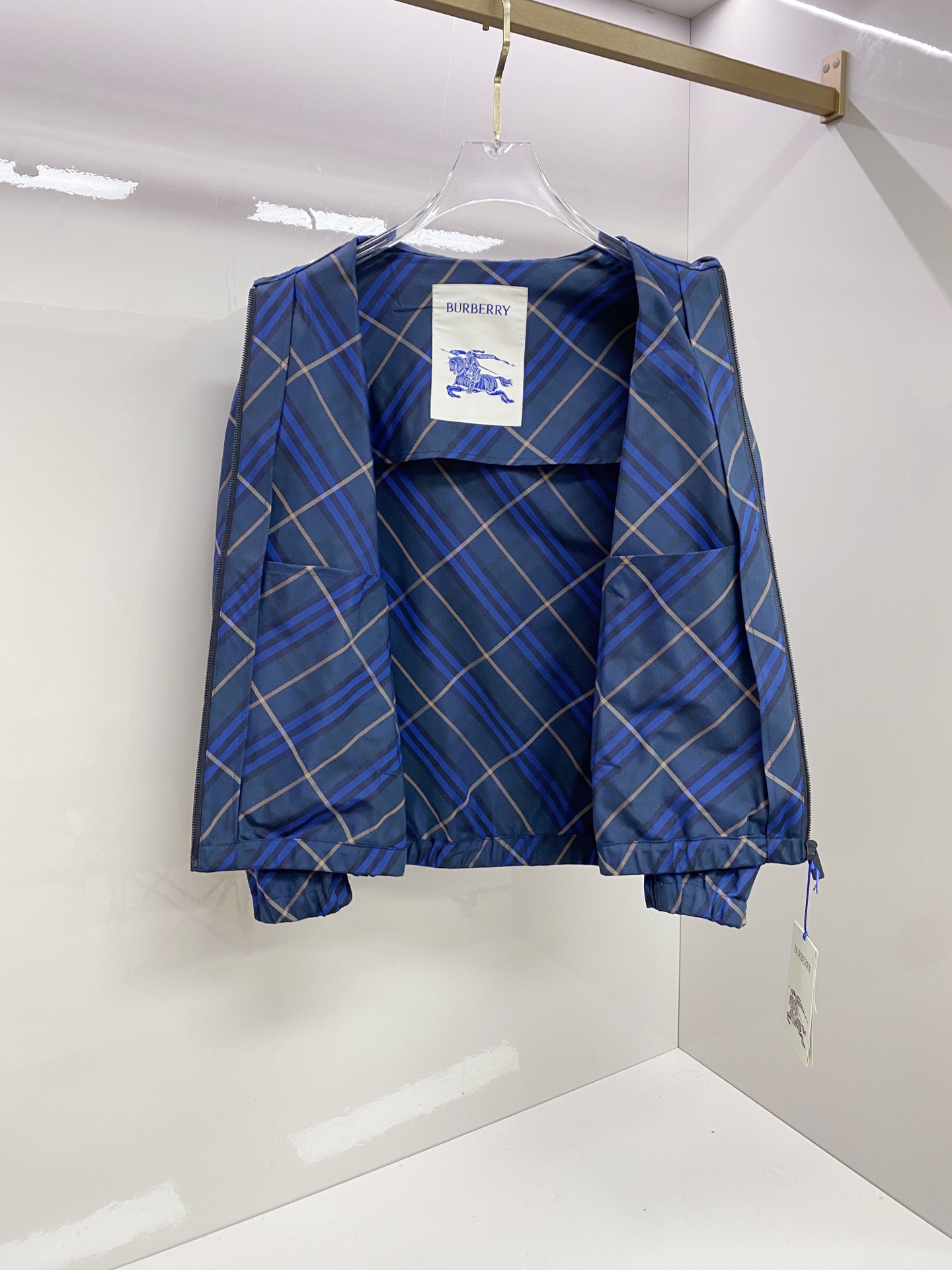 Burberry 巴宝莉 2026春季新款连帽夹克外套，全高端版本！高定专柜面料辅料，透气舒适度高，细节