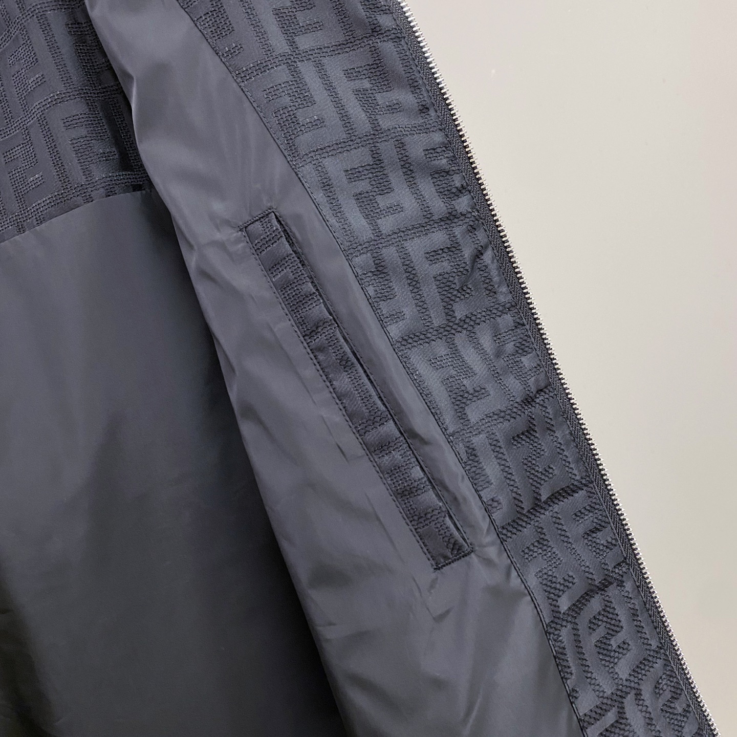 Fendi 芬迪 2026ss春季新款连帽夹克外套全高端版本！高定专柜面料辅料，透气舒适度高，细节无可挑