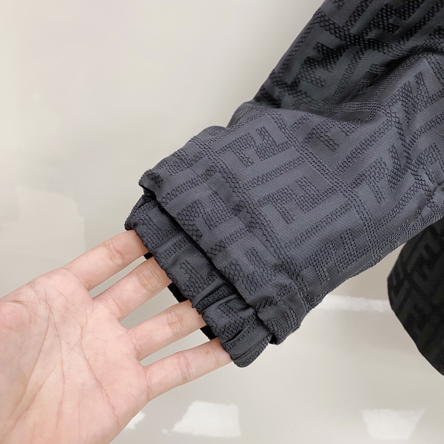 Fendi 芬迪 2026ss春季新款连帽夹克外套全高端版本！高定专柜面料辅料，透气舒适度高，细节无可挑