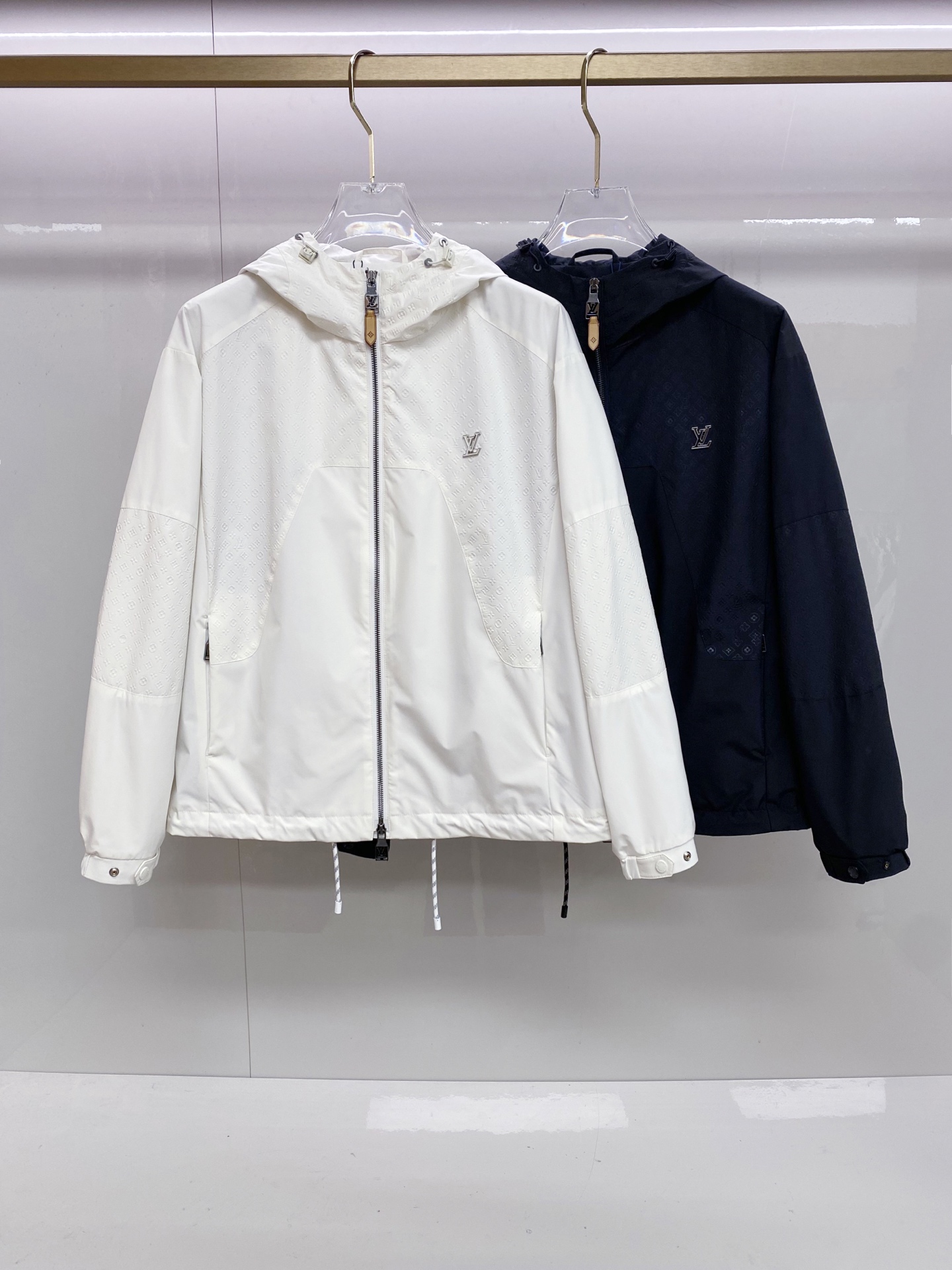 LV 2026ss春季新款连帽夹克外套全高端版本！高定专柜面料辅料，透气舒适度高，细节无可挑剔，做工考究