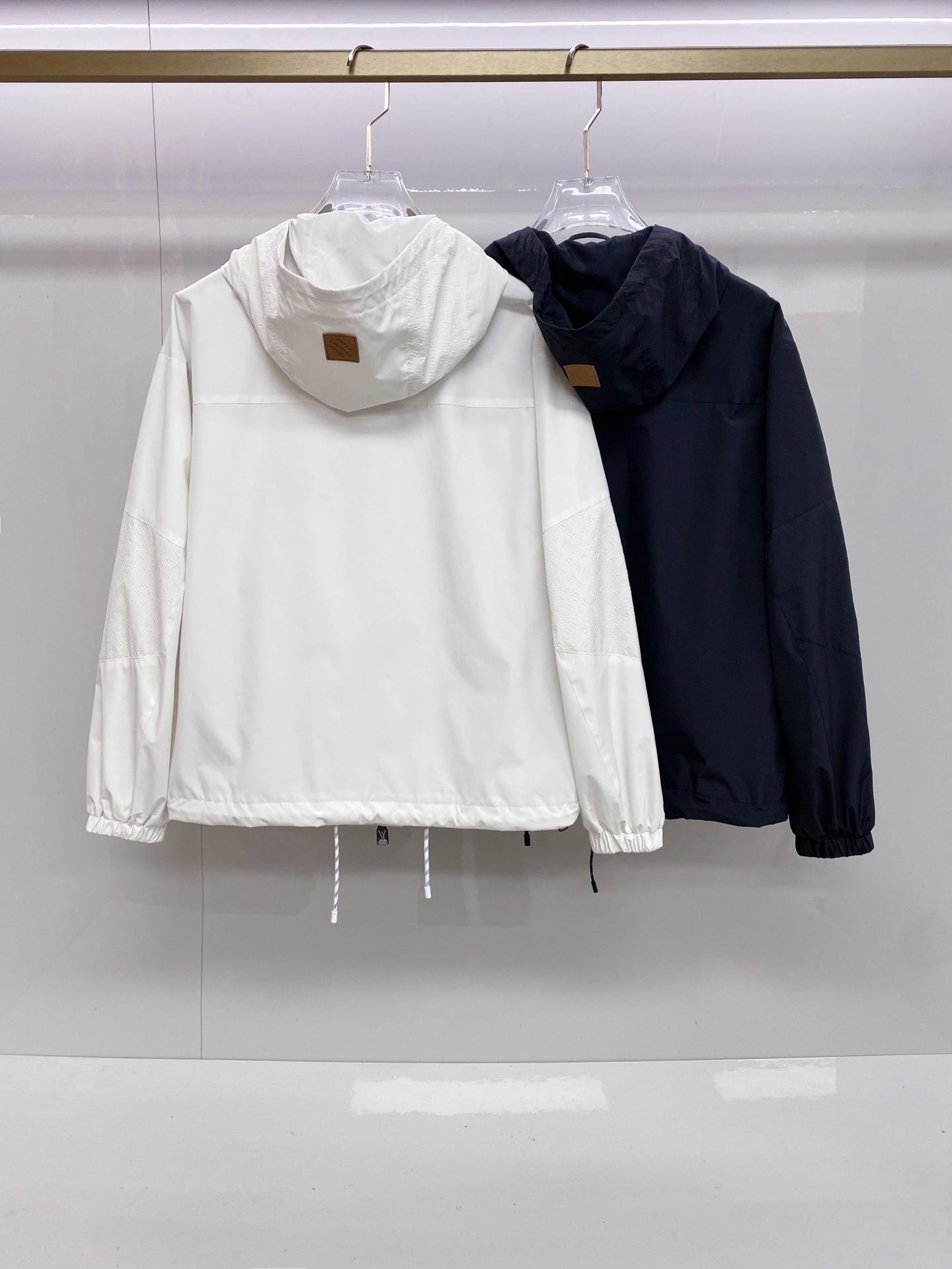 LV 2026ss春季新款连帽夹克外套全高端版本！高定专柜面料辅料，透气舒适度高，细节无可挑剔，做工考究