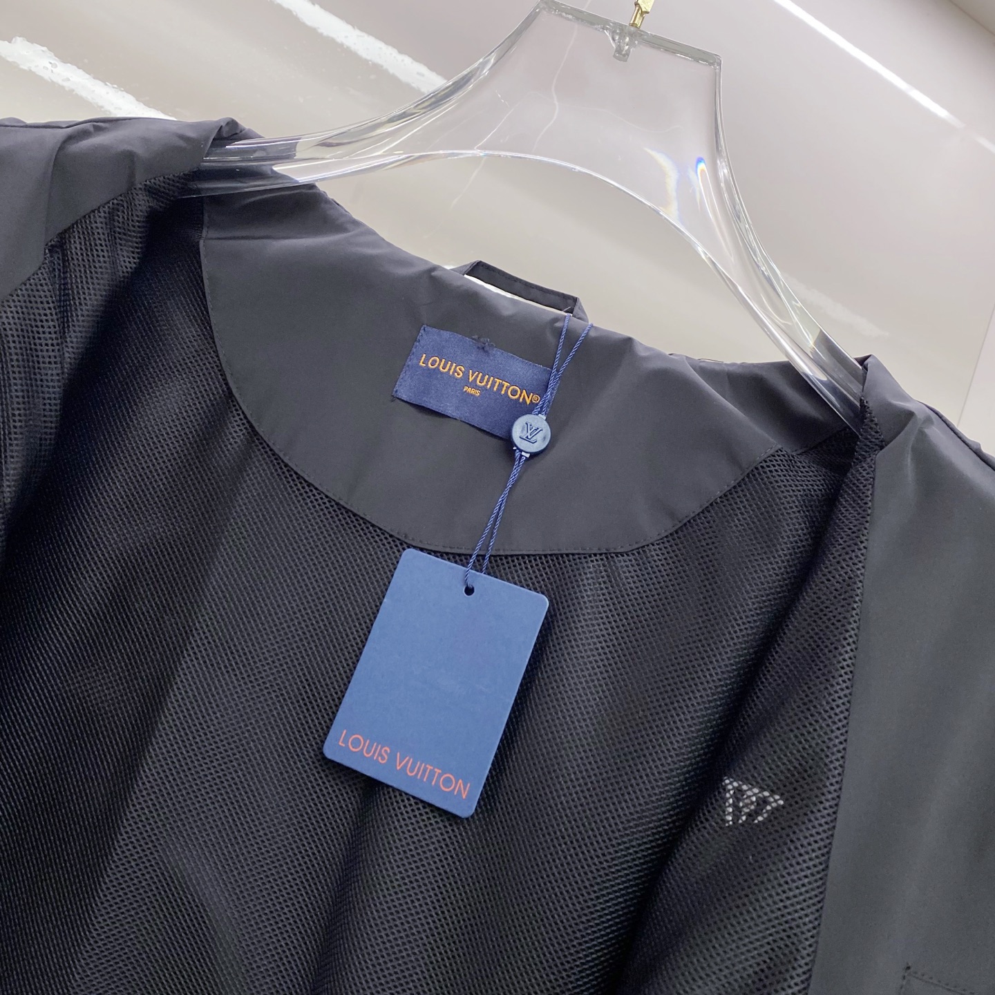 LV 2026ss春季新款连帽夹克外套全高端版本！高定专柜面料辅料，透气舒适度高，细节无可挑剔，做工考究