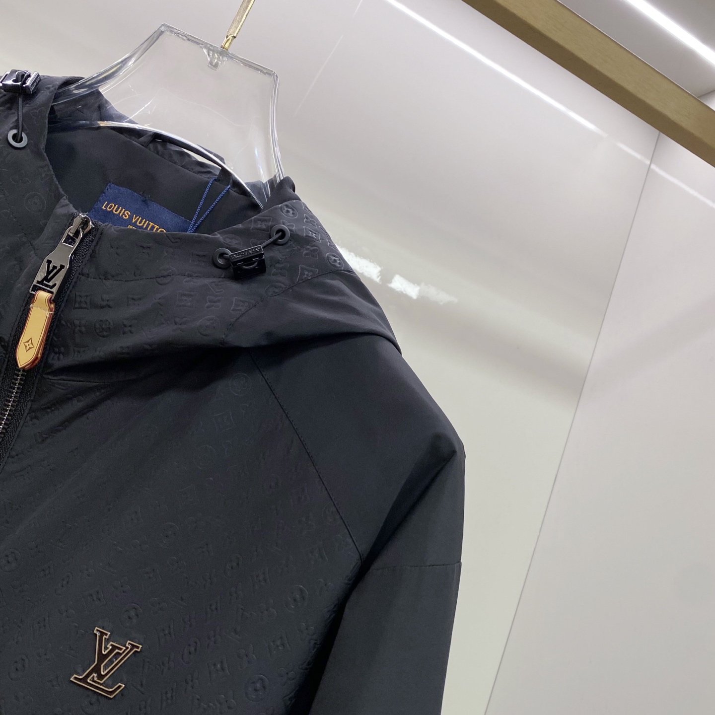 LV 2026ss春季新款连帽夹克外套全高端版本！高定专柜面料辅料，透气舒适度高，细节无可挑剔，做工考究