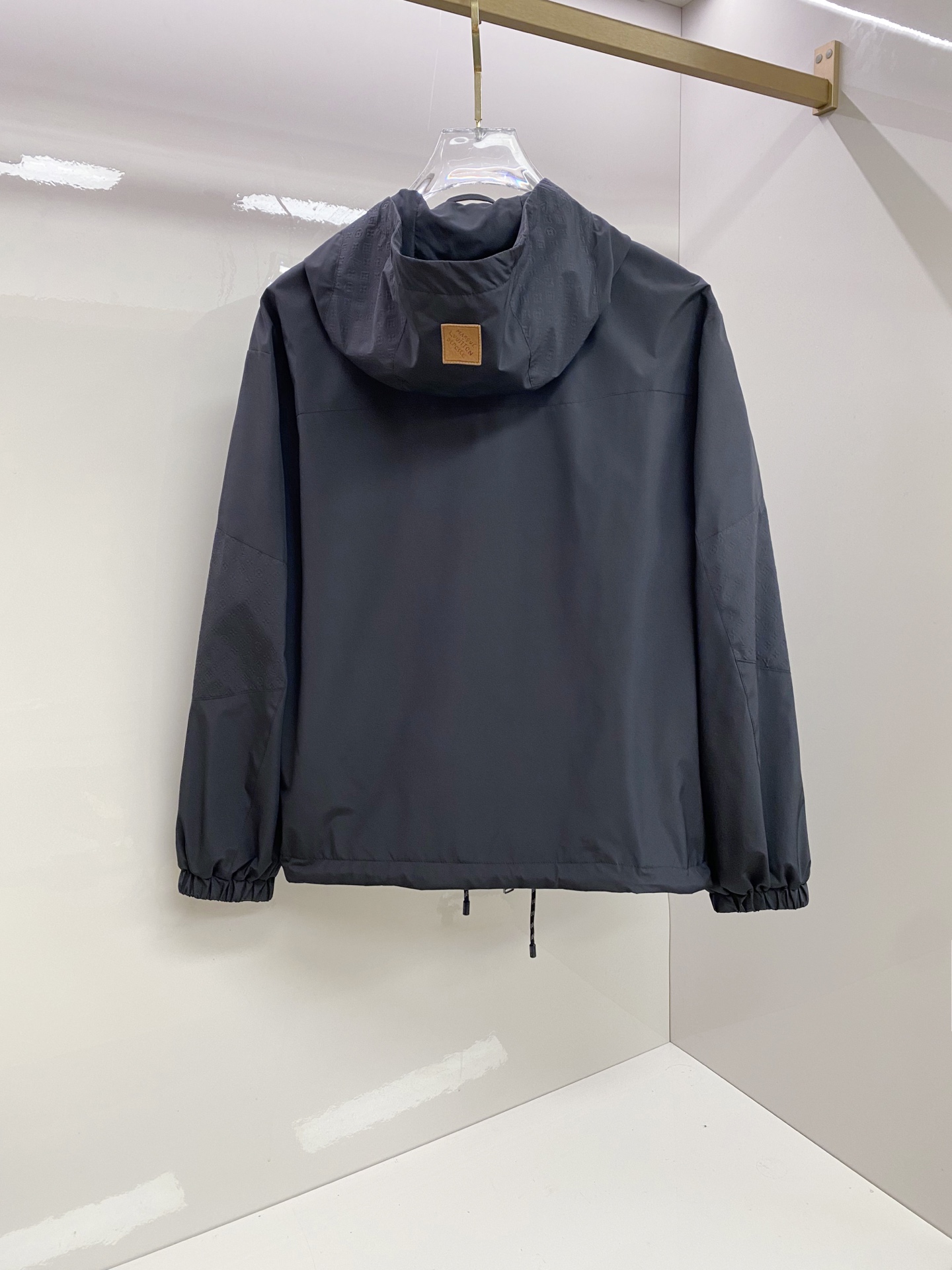 LV 2026ss春季新款连帽夹克外套全高端版本！高定专柜面料辅料，透气舒适度高，细节无可挑剔，做工考究