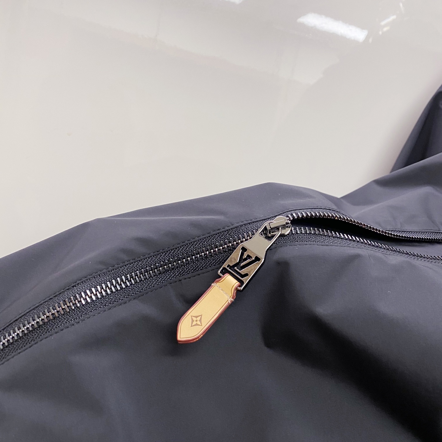 LV 2026ss春季新款连帽夹克外套全高端版本！高定专柜面料辅料，透气舒适度高，细节无可挑剔，做工考究